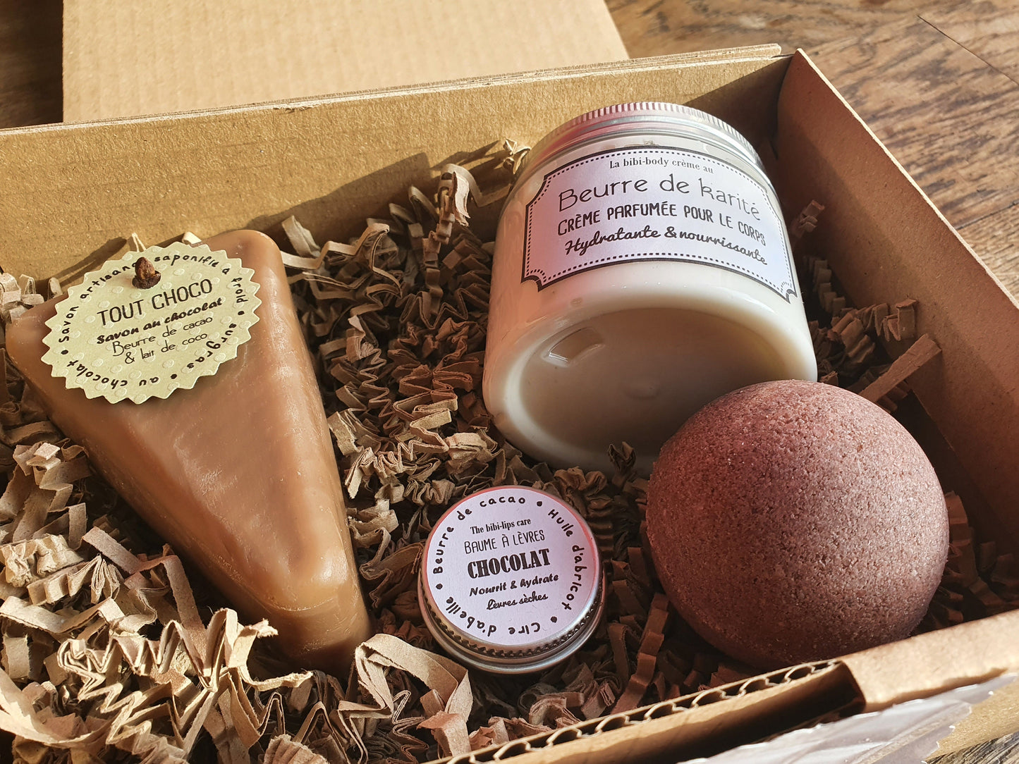 La "Choco-box", coffret ou boîte cadeau de soins complets au beurre de cacao pour les peaux gourmandes