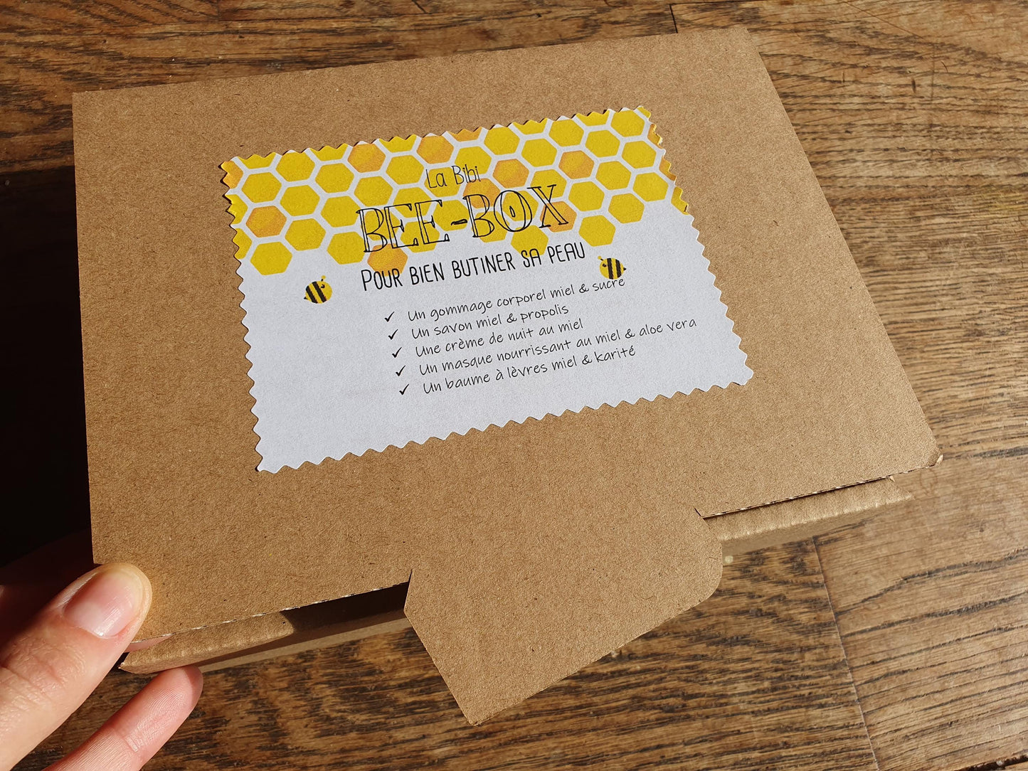 La "Bee-box", coffret ou boîte cadeau de soins complets au miel pour une peau délicieusement nourrie et hydratée