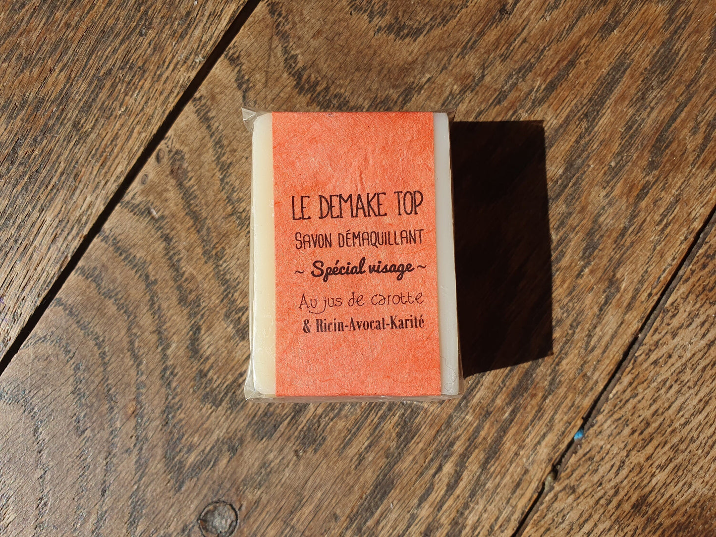Le "Demake top", savon artisanal surgras saponifié à froid démaquillant bonne mine pour le visage au jus de carotte, huiles de ricin, olive, avocat et beurre de karité