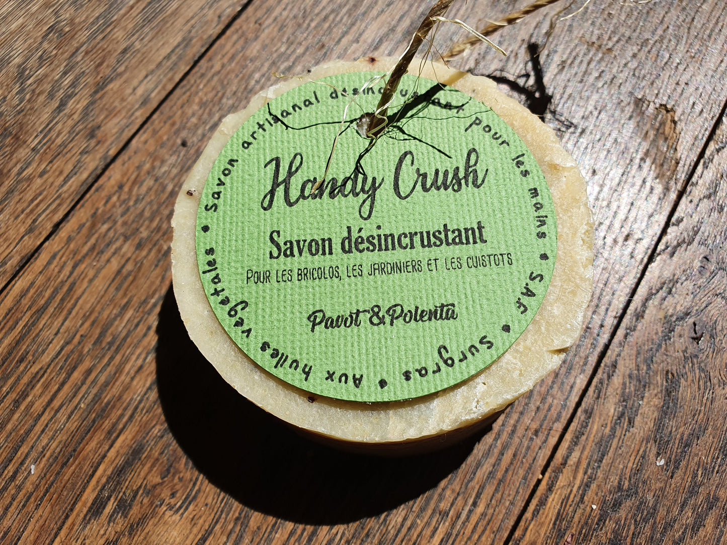 Le "Handy Crush", savon artisanal surgras saponifié à froid désincrustant à la polenta, graines de pavot et huiles végétales pour les mains cuisinières ou bricoleuses