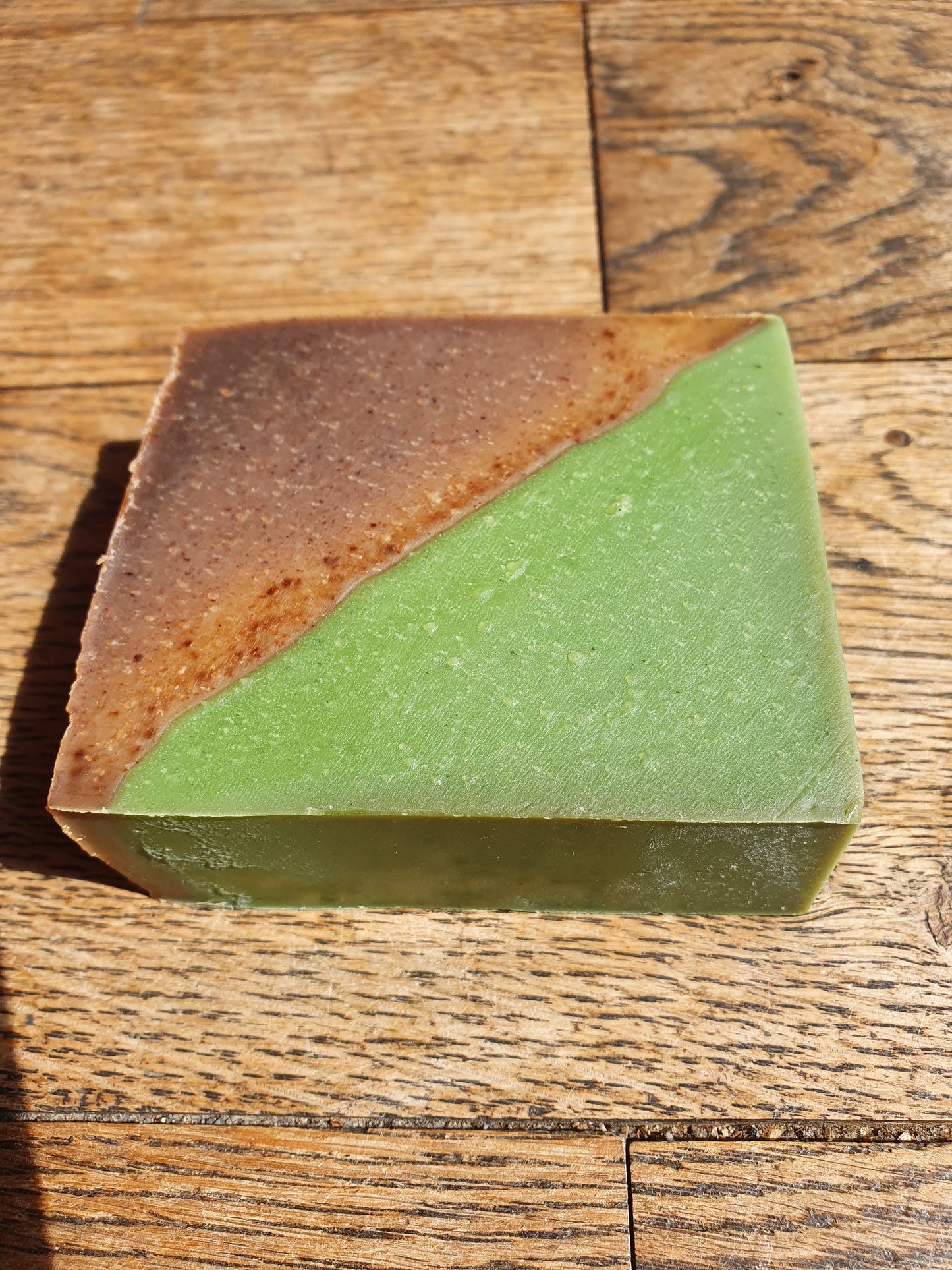 Le "Chocolat-pistache", savon artisanal surgras saponifié à froid divin à l'huile de pistache et au beurre de cacao pour les peaux gourmandes