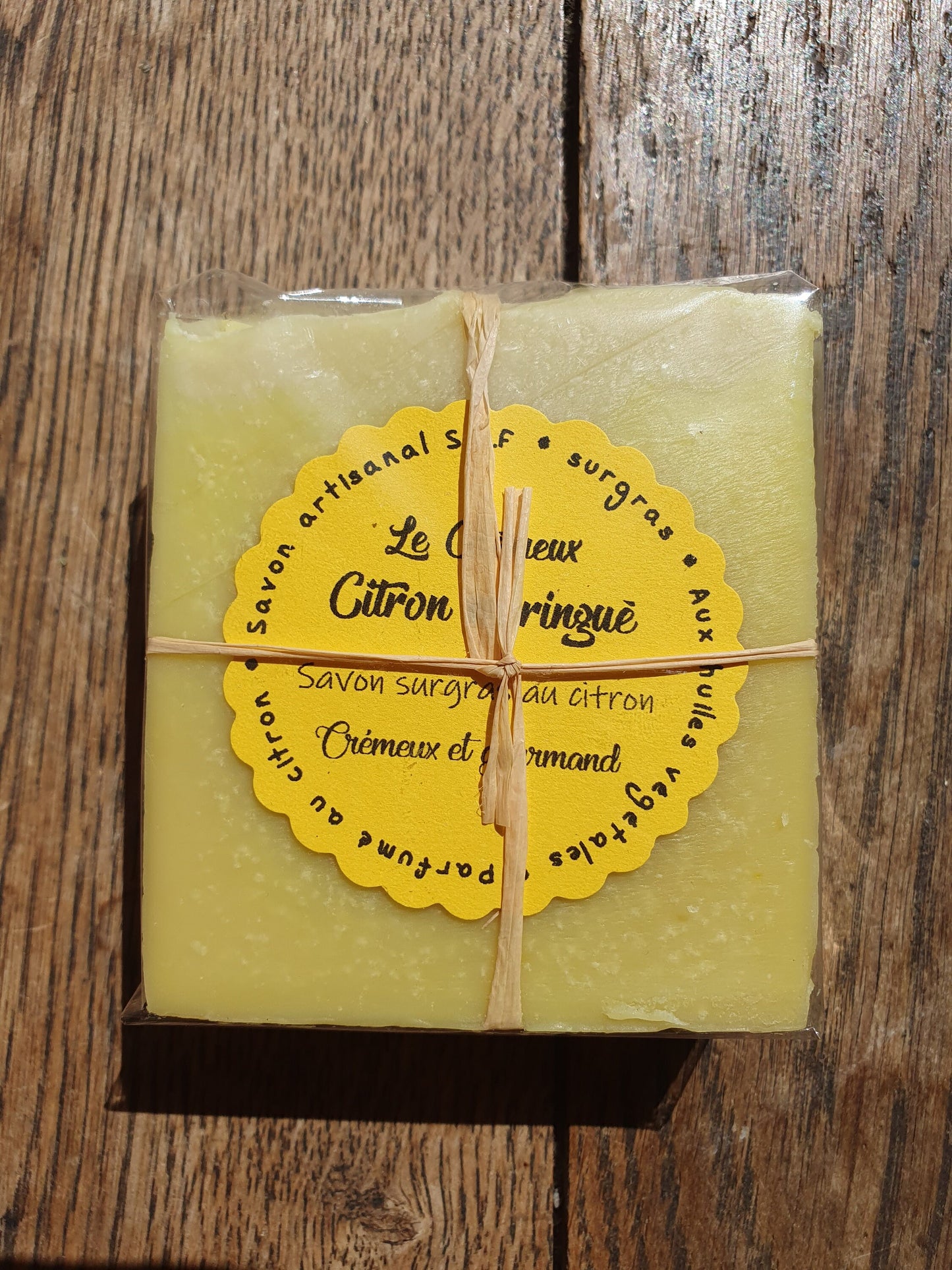 Le "Crémeux citron meringué", savon artisanal surgras saponifié à froid aux huiles végétales et parfumé au citron gourmand
