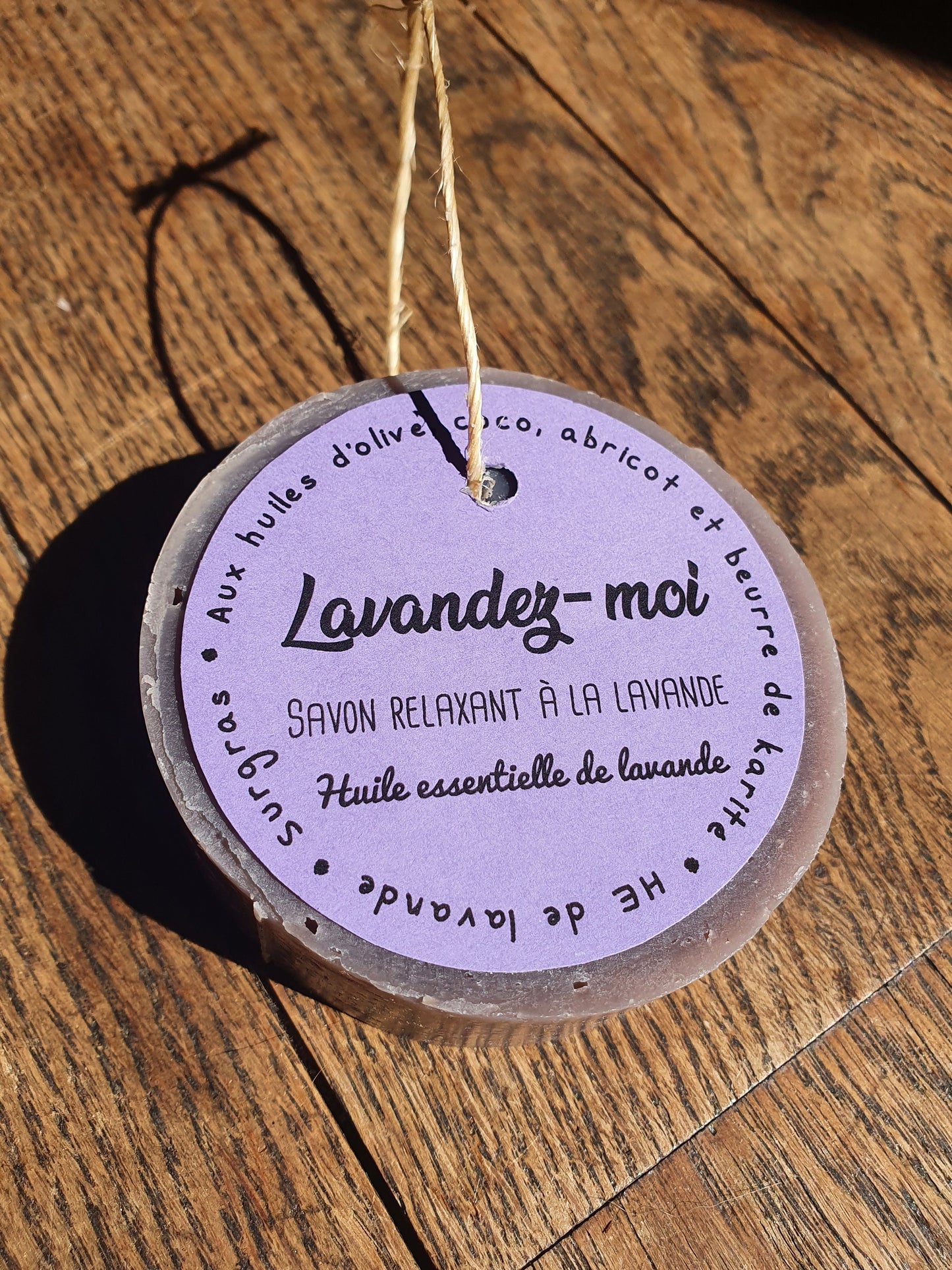 Le "Lavandez-moi", savon surgras artisanal saponifié à froid relaxant et décontractant à l'huile essentielle de lavande et aux huiles végétales
