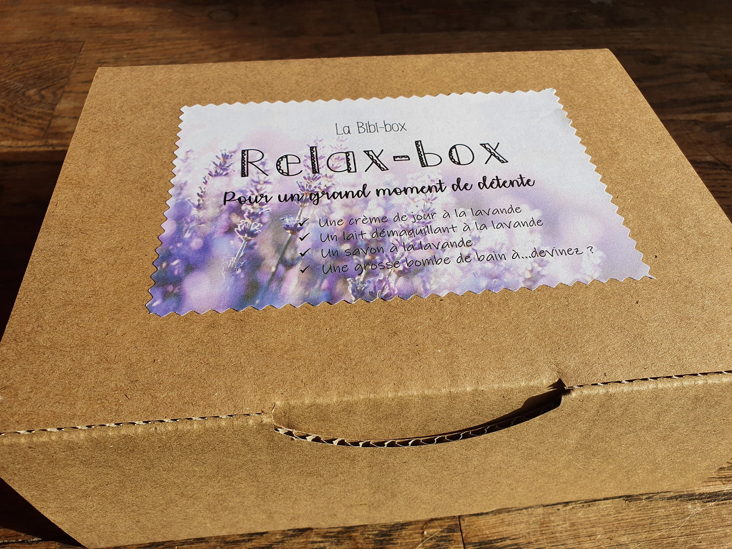 La "Relax-box", coffret ou boîte cadeau de soins complets à la lavande pour un grand moment de détente