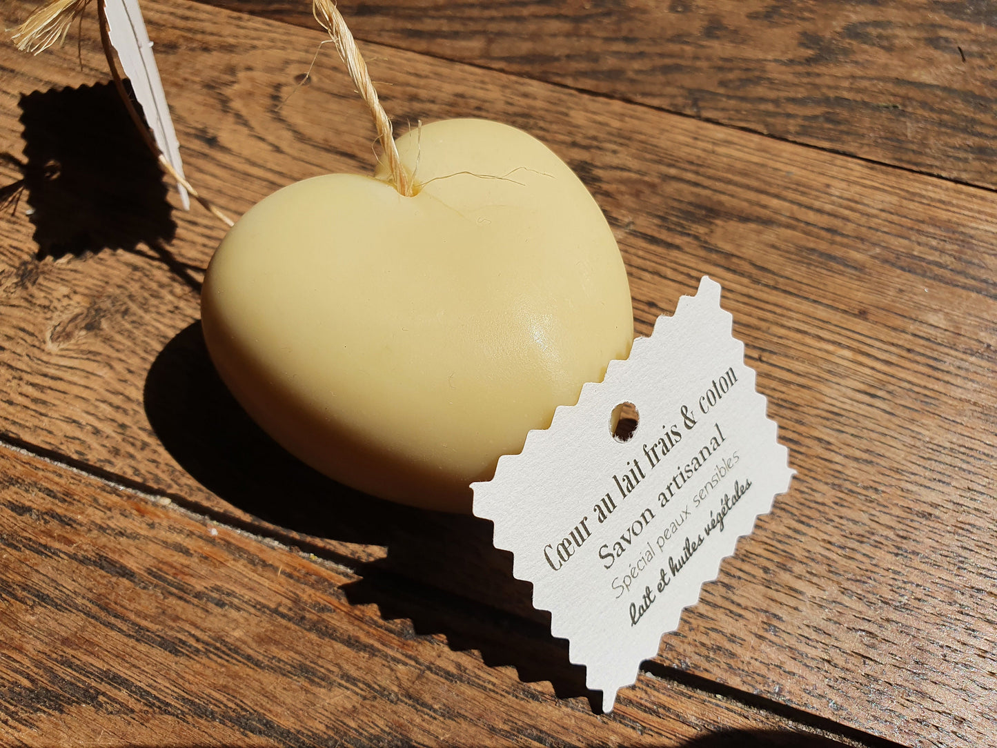 Le "Cœur au lait frais et coton", savon artisanal surgras saponifié à froid tout doux au lait bio et parfumé au coton pour les peaux fragiles et sensibles