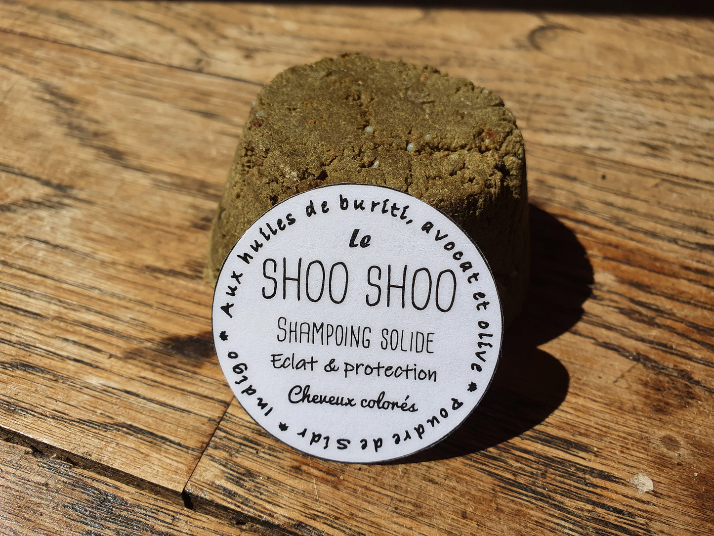 Le "Shoo Shoo cheveux colorés", shampoing solide artisanal à l'huile d'olive, coco, amande douce et poudres ayurvédiques