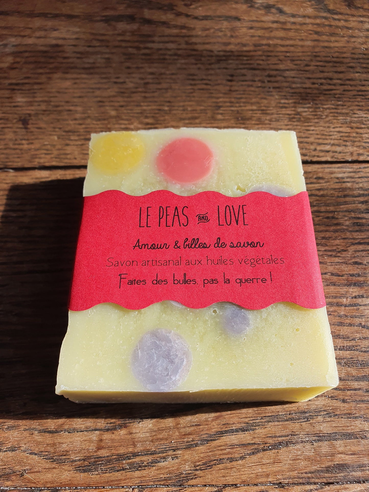 Le "Peas and love", savon artisanal surgras saponifié à froid et unique aux huiles végétales de coco, olive, tournesol avec des inclusions de savon
