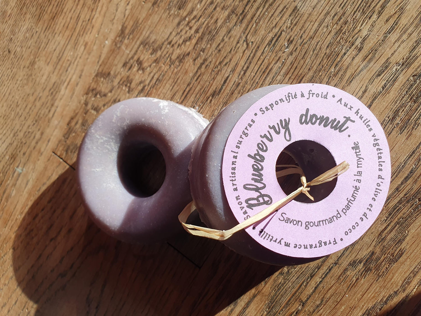 Le "Blueberry donut", savon artisanal surgras saponifié à froid parfumé à la myrtille
