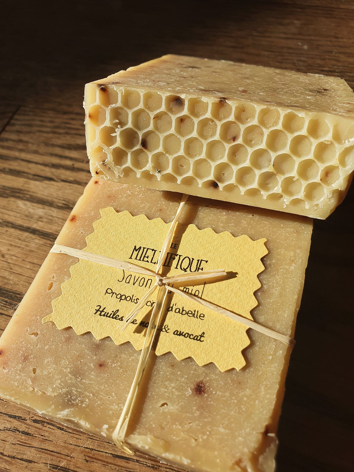 Le "Miellifique", savon artisanal surgras saponifié à froid de la ruche très doux au miel, propolis et cire d'abeille pour les peaux sèches et abîmées