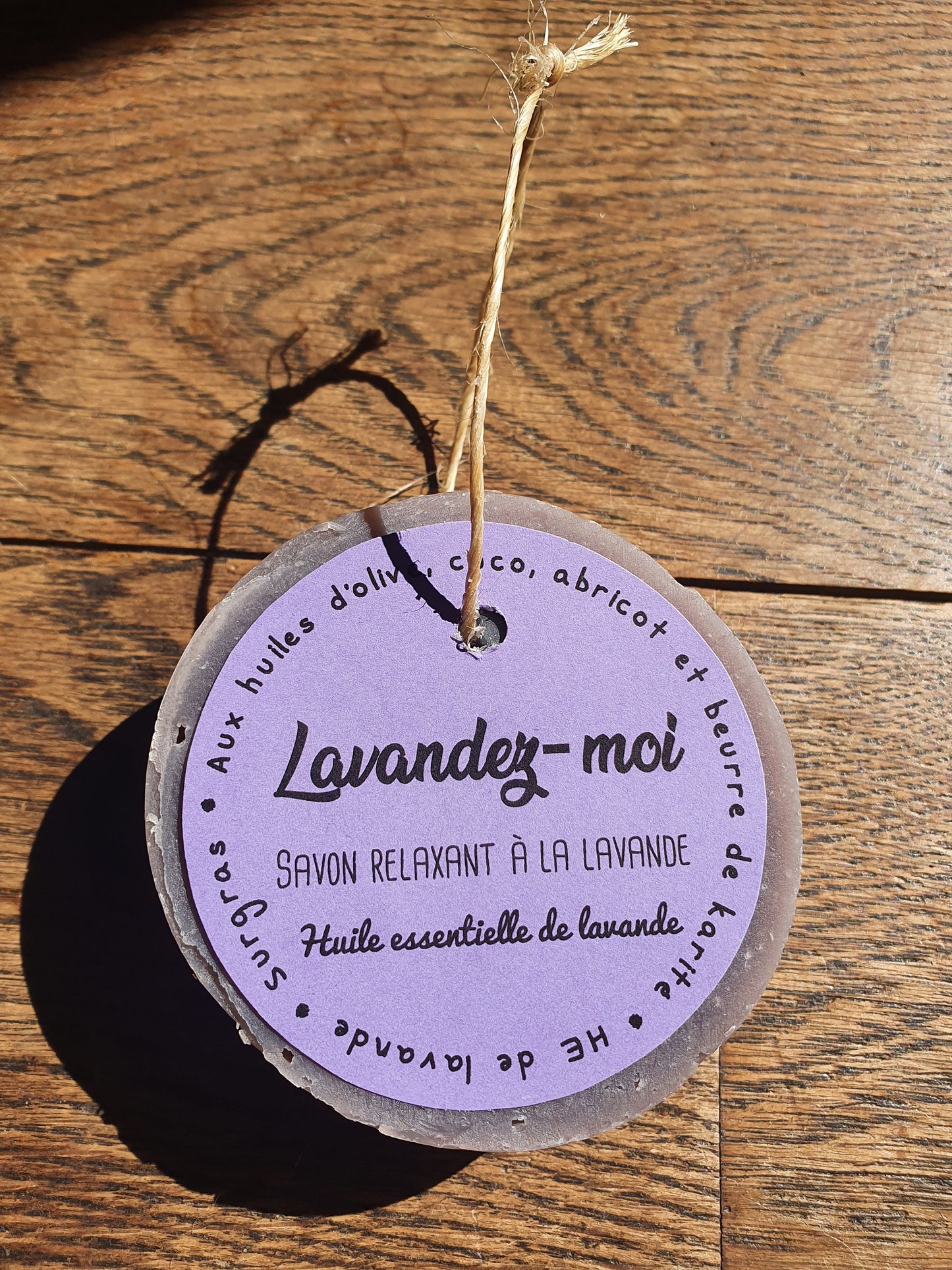 Le "Lavandez-moi", savon surgras artisanal saponifié à froid relaxant et décontractant à l'huile essentielle de lavande et aux huiles végétales