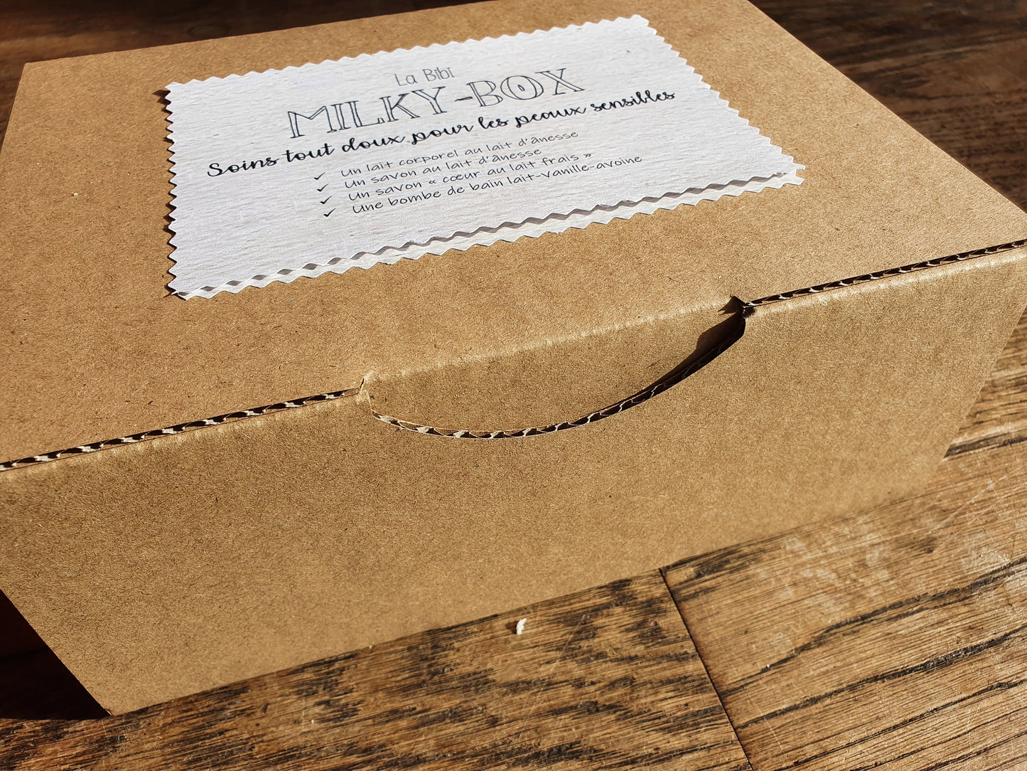 La "Milky-box", coffret ou boîte cadeau de soins complets au lait pour les peaux en manque de douceur et d'hydratation