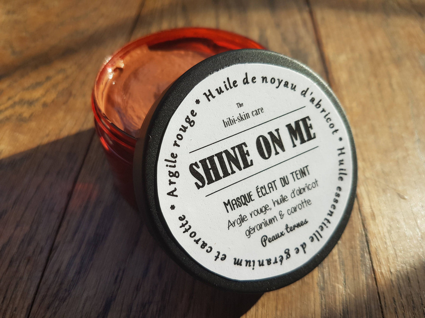 Le "Shine on me", masque pour une peau éclatante et lumineuse à l'argile rouge, à l'huile d'abricot, huile essentielle de géranium et de carotte