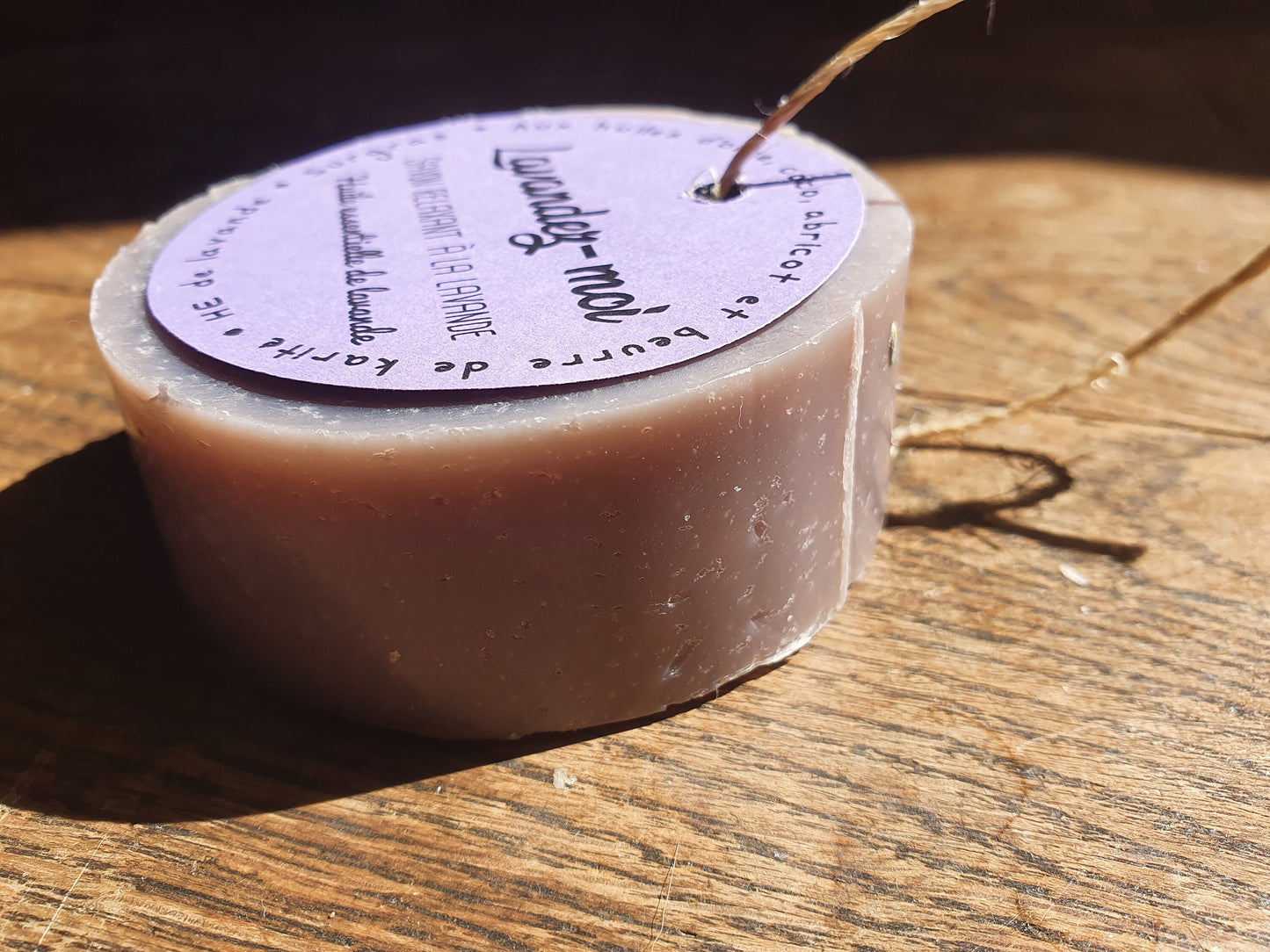 Le "Lavandez-moi", savon surgras artisanal saponifié à froid relaxant et décontractant à l'huile essentielle de lavande et aux huiles végétales