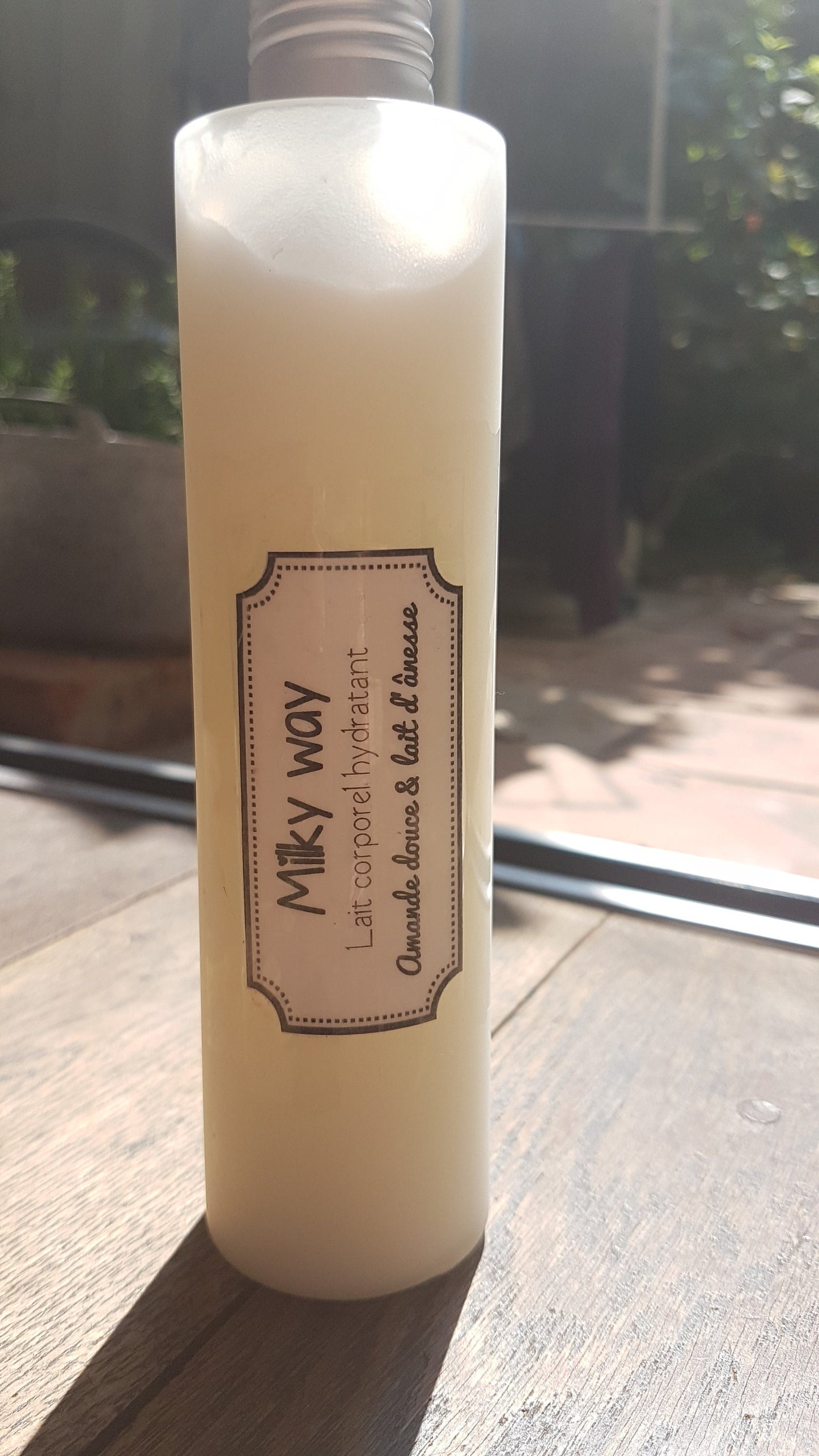 Le "Milky Way", lait corporel fluide pour le corps au lait d'ânesse et à l'huile d'amande douce hydratant et apaisant