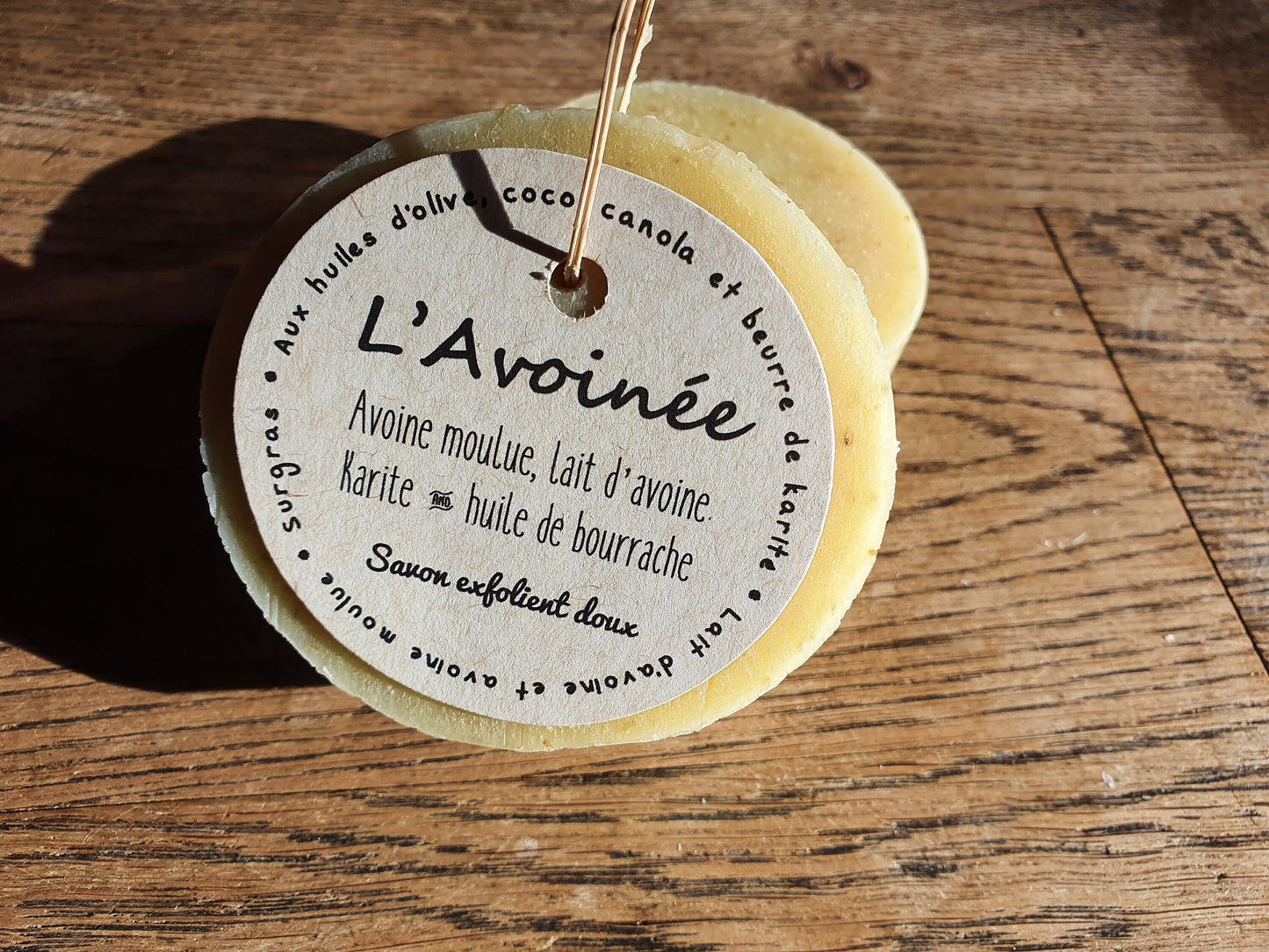 L"Avoinée", savon artisanal surgras saponifié à froid exfolient doux à l'avoine moulue, huile de bourrache et beurre de karité pour peaux sensibles