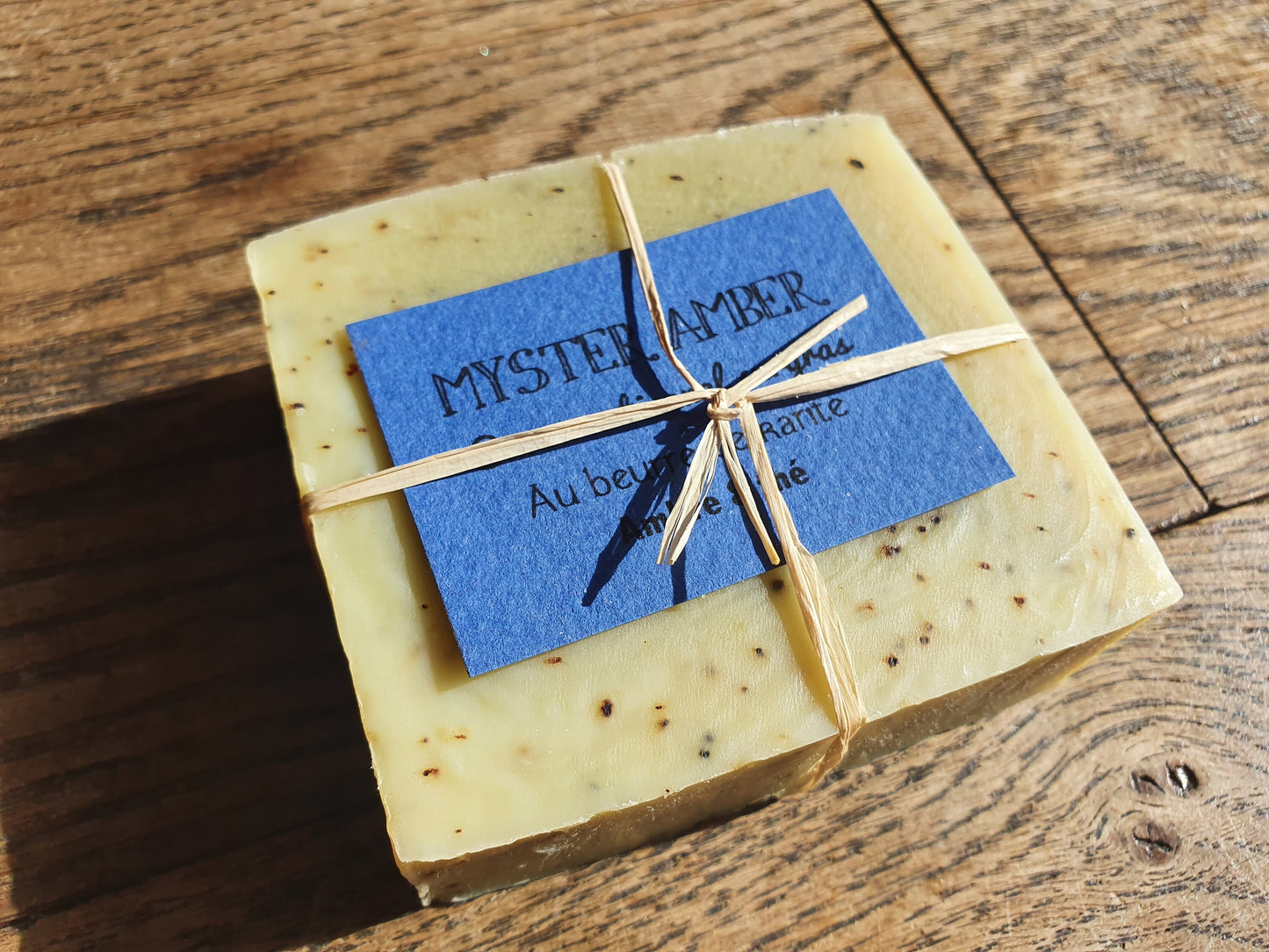 Le "Myster Amber", savon artisanal surgras saponifié à froid à l'ambre, au thé et au beurre de karité pour ces messieurs (et dames aussi d'ailleurs)