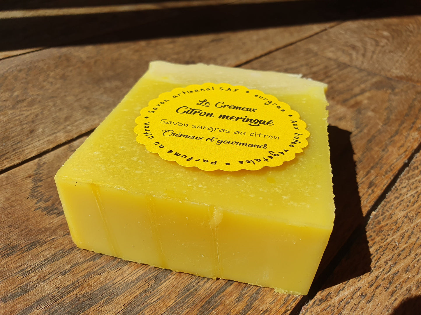 Le "Crémeux citron meringué", savon artisanal surgras saponifié à froid aux huiles végétales et parfumé au citron gourmand