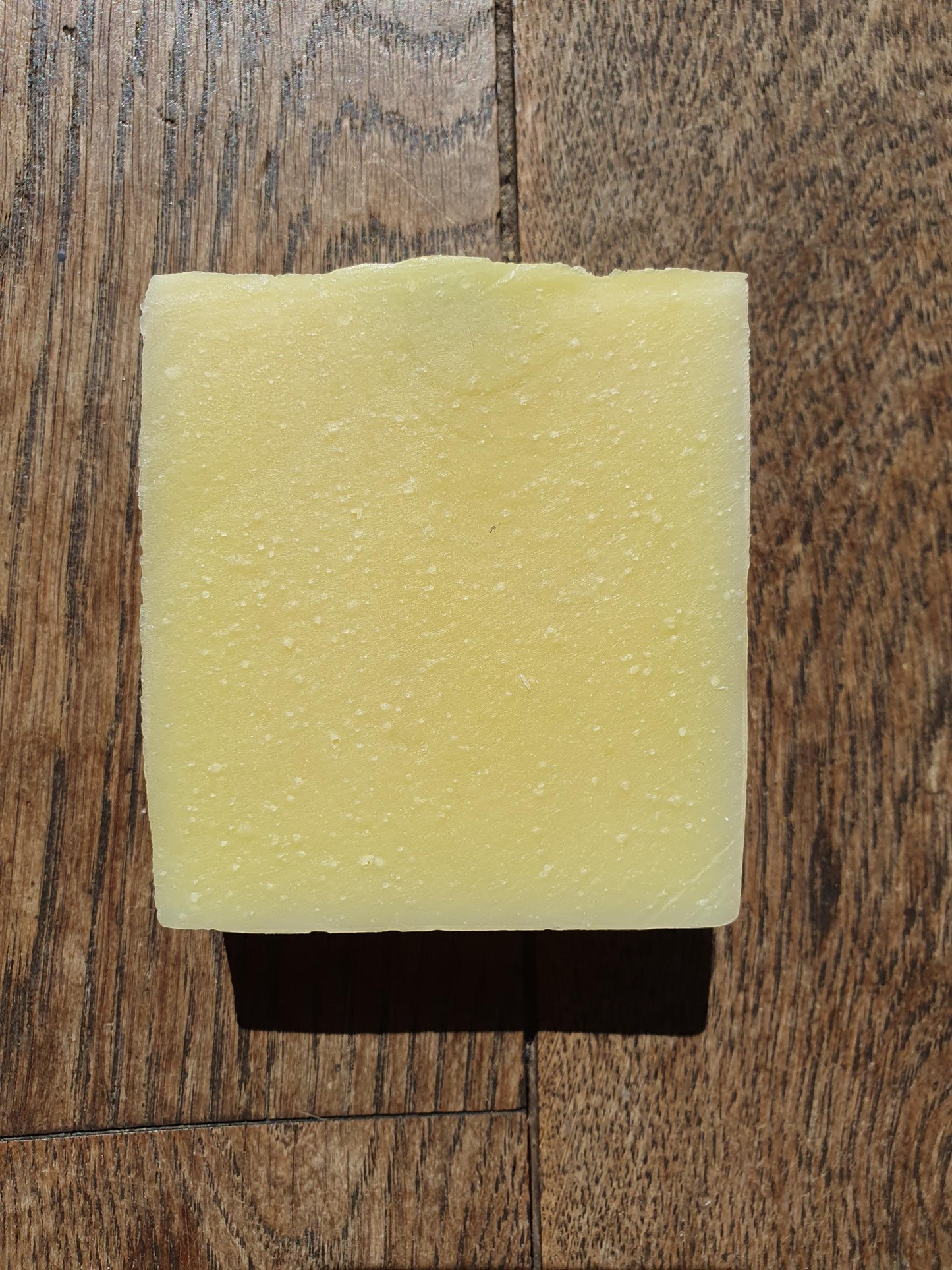 La "Pâte d'amande douce", savon artisanal surgras saponifié à froid tout doux à l'huile d'amande douce, olive, coco et fragrance amande divine