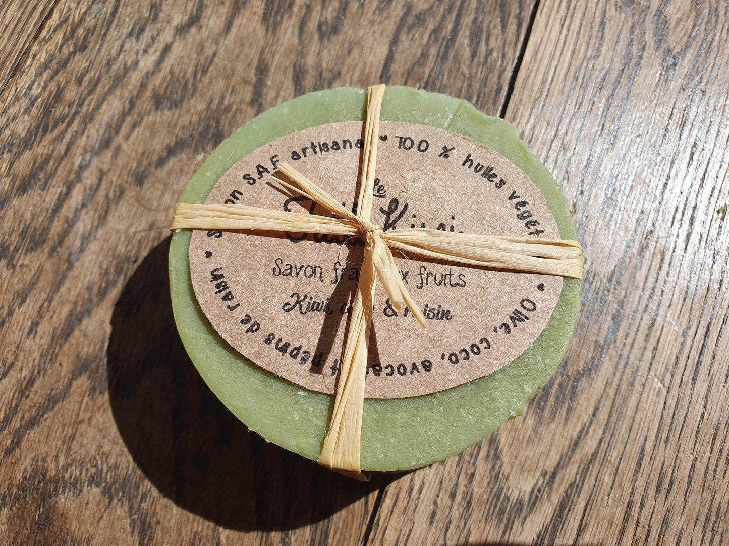 Le "Tutti Kiwi", savon artisanal surgras saponifié à froid frais aux huiles végétales et parfumé au fruit