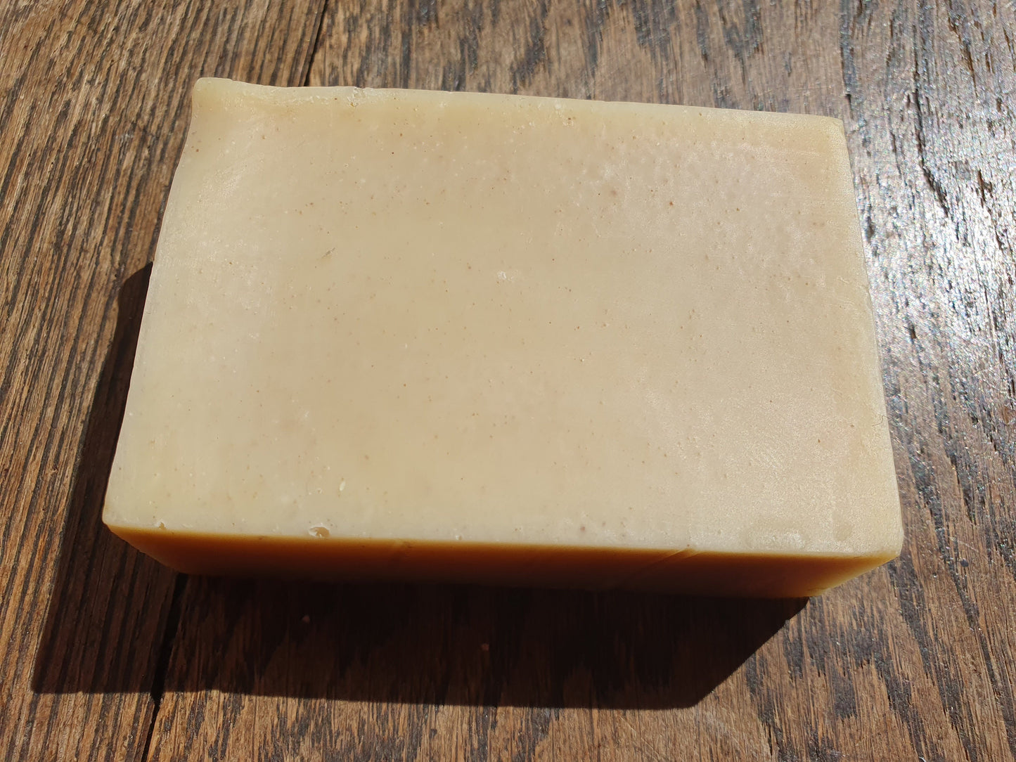 Le "Mouss'mouss", savon artisanal surgras saponifié à froid douceur et hydratation à l'huile d'argan, au rhassoul et huiles essentielles de cèdre, menthe et orange douce