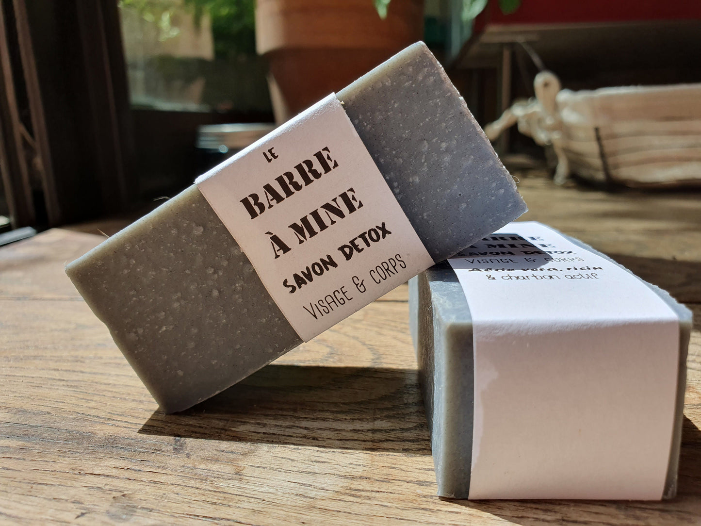 La "Barre à mine", savon artisanal surgras saponifié à froid detox au charbon et à l'aloe vera purifiant visage et corps, à l'huile de ricin et beurre de karité