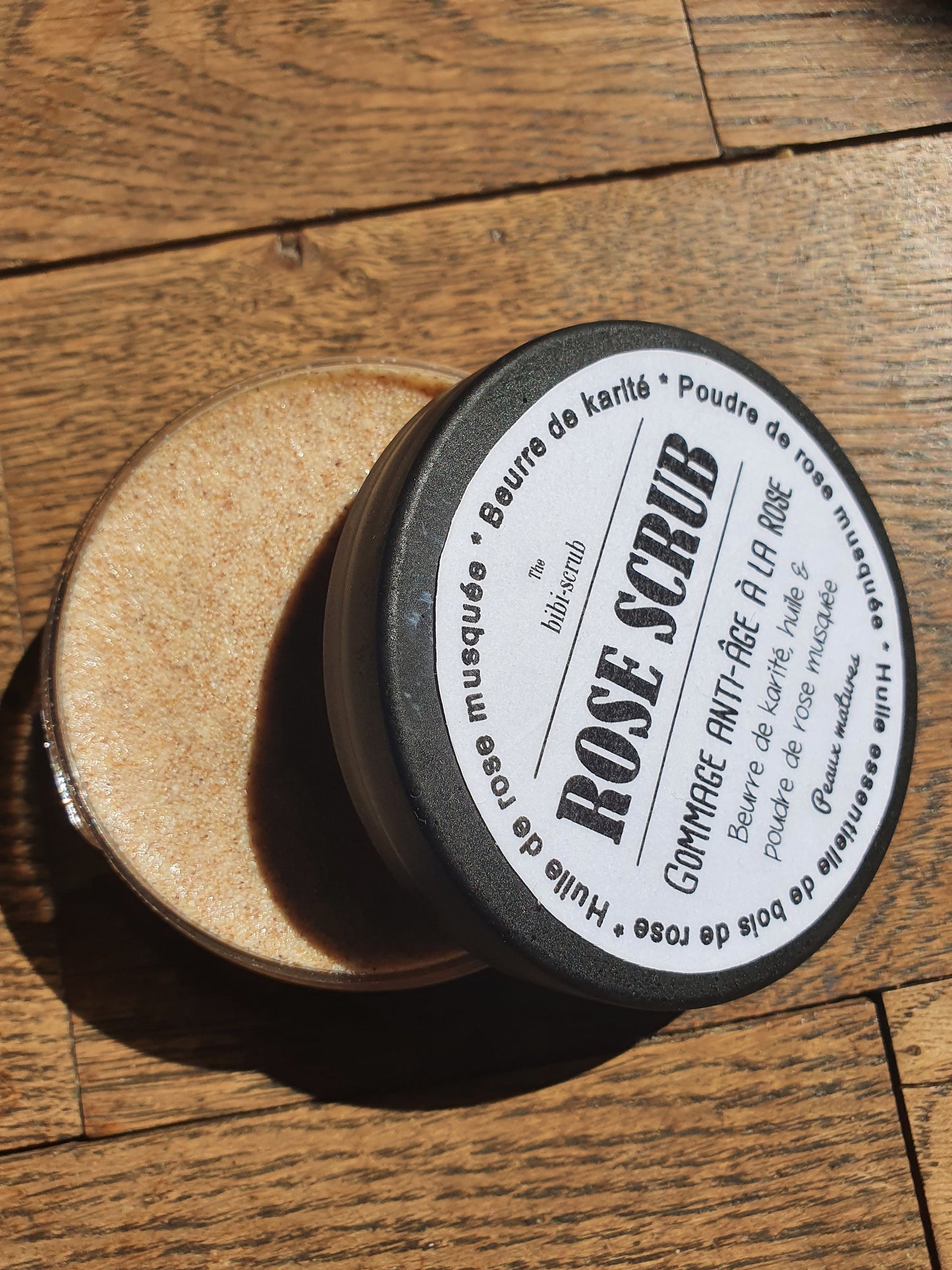 Le "Rose scrub", crème gommante gommage précieux anti-âge à la rose musquée, au beurre de karité et au bois de rose pour les peaux matures