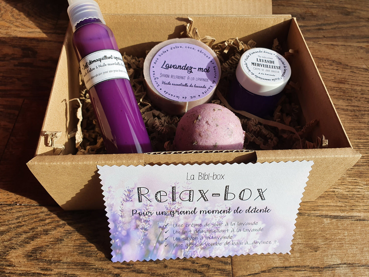 La "Relax-box", coffret ou boîte cadeau de soins complets à la lavande pour un grand moment de détente