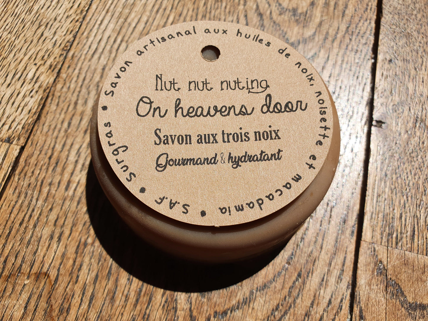 Le "Nut nut nuting on heavens door", savon artisanal surgras saponifié à froid aux huiles de noix, noisette et macadamia gourmand et hydratant