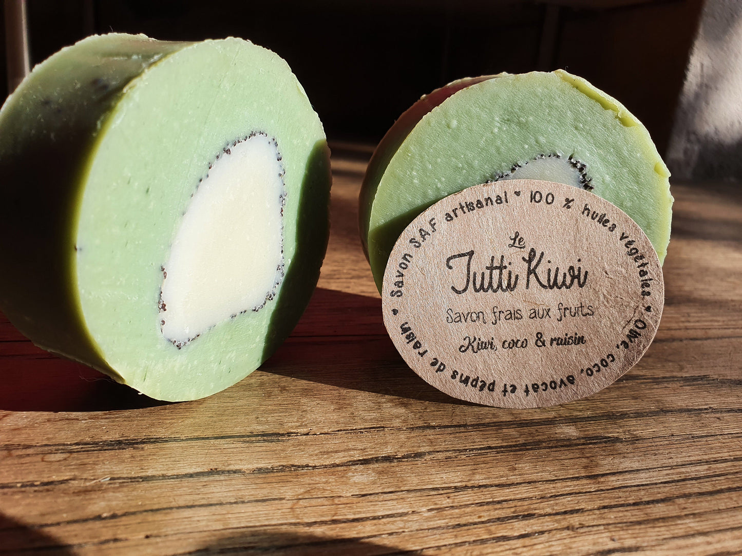 Le "Tutti Kiwi", savon artisanal surgras saponifié à froid frais aux huiles végétales et parfumé au fruit