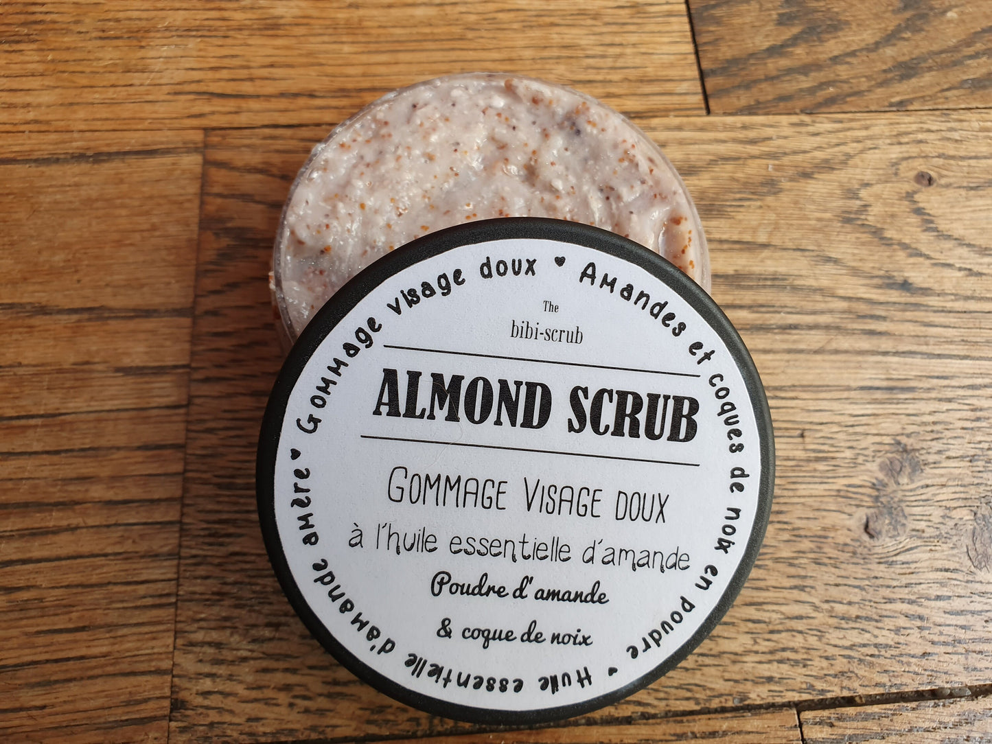 Le "Almond scrub", gel scrub gommant gommage visage adoucissant et nourrissant à l'amande pour les peaux gourmandes et déshydratées