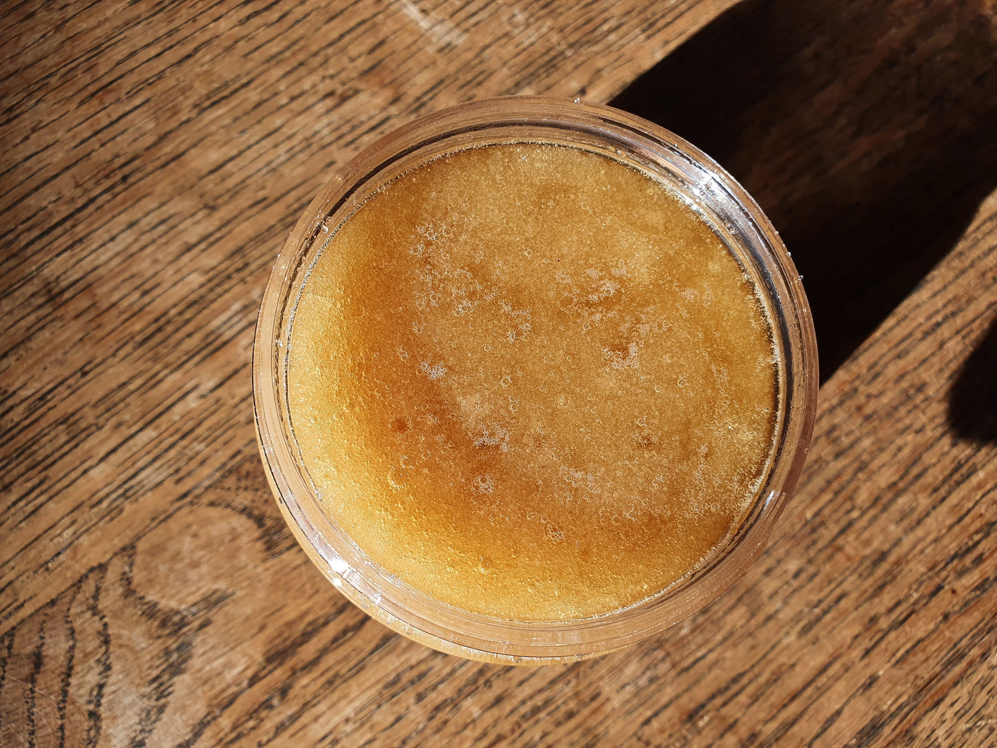 Le "Sugar Scrub" gommage pour le corps sucre, au miel et au gel d'aloe vera pour une peau nourrie, exfoliée et éclatante