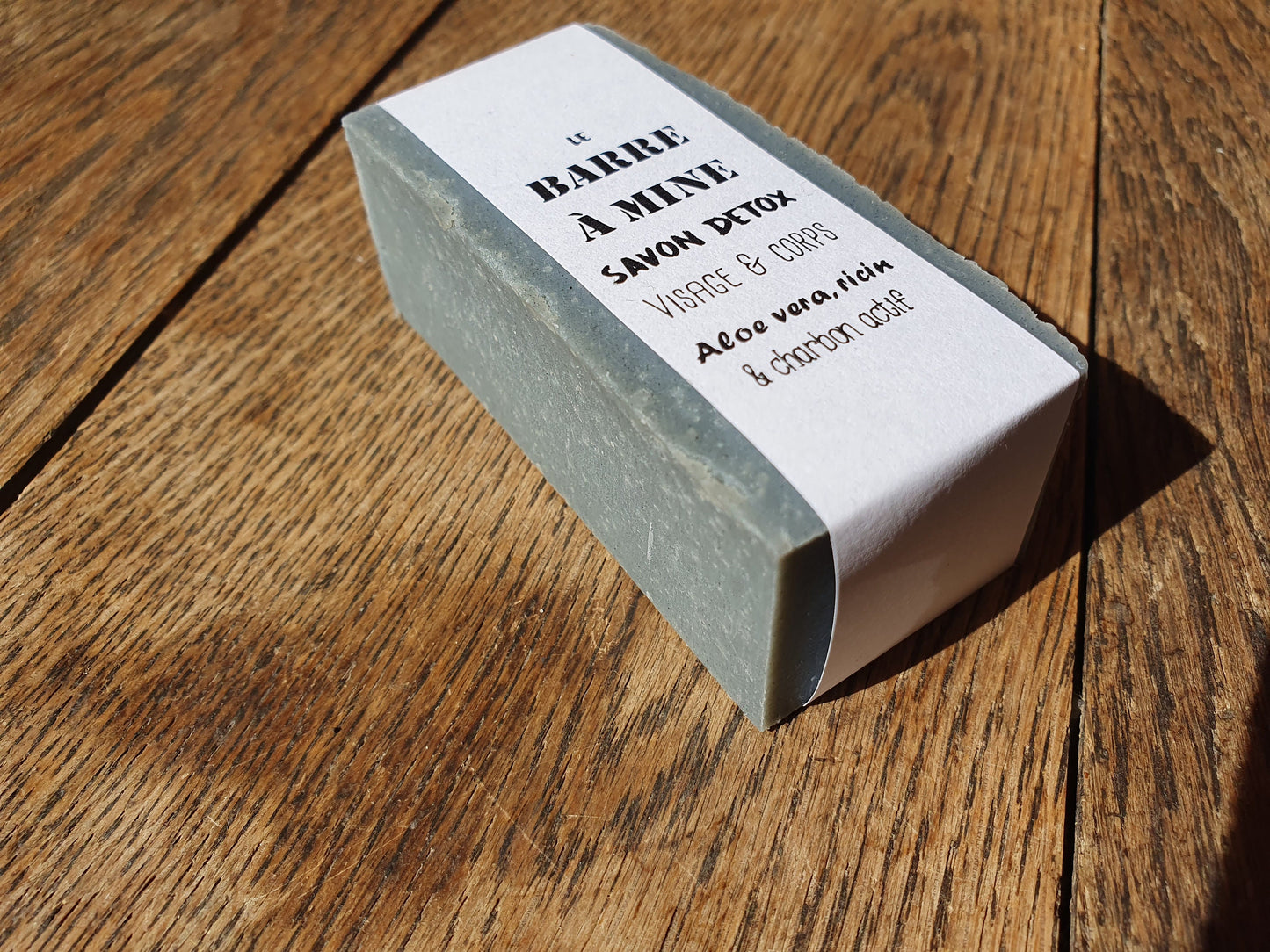 La "Barre à mine", savon artisanal surgras saponifié à froid detox au charbon et à l'aloe vera purifiant visage et corps, à l'huile de ricin et beurre de karité