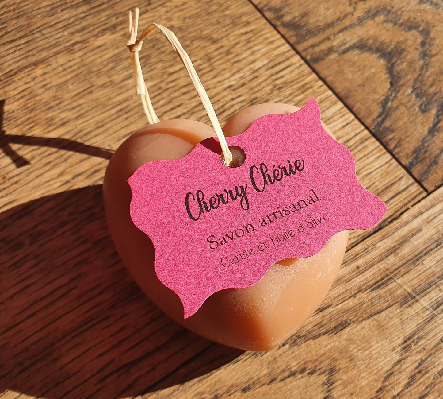 Le "Cherry chérie", savon artisanal surgras saponifié à froid aux huiles végétales de coco, olive, beurre de karité et parfumé à la cerise