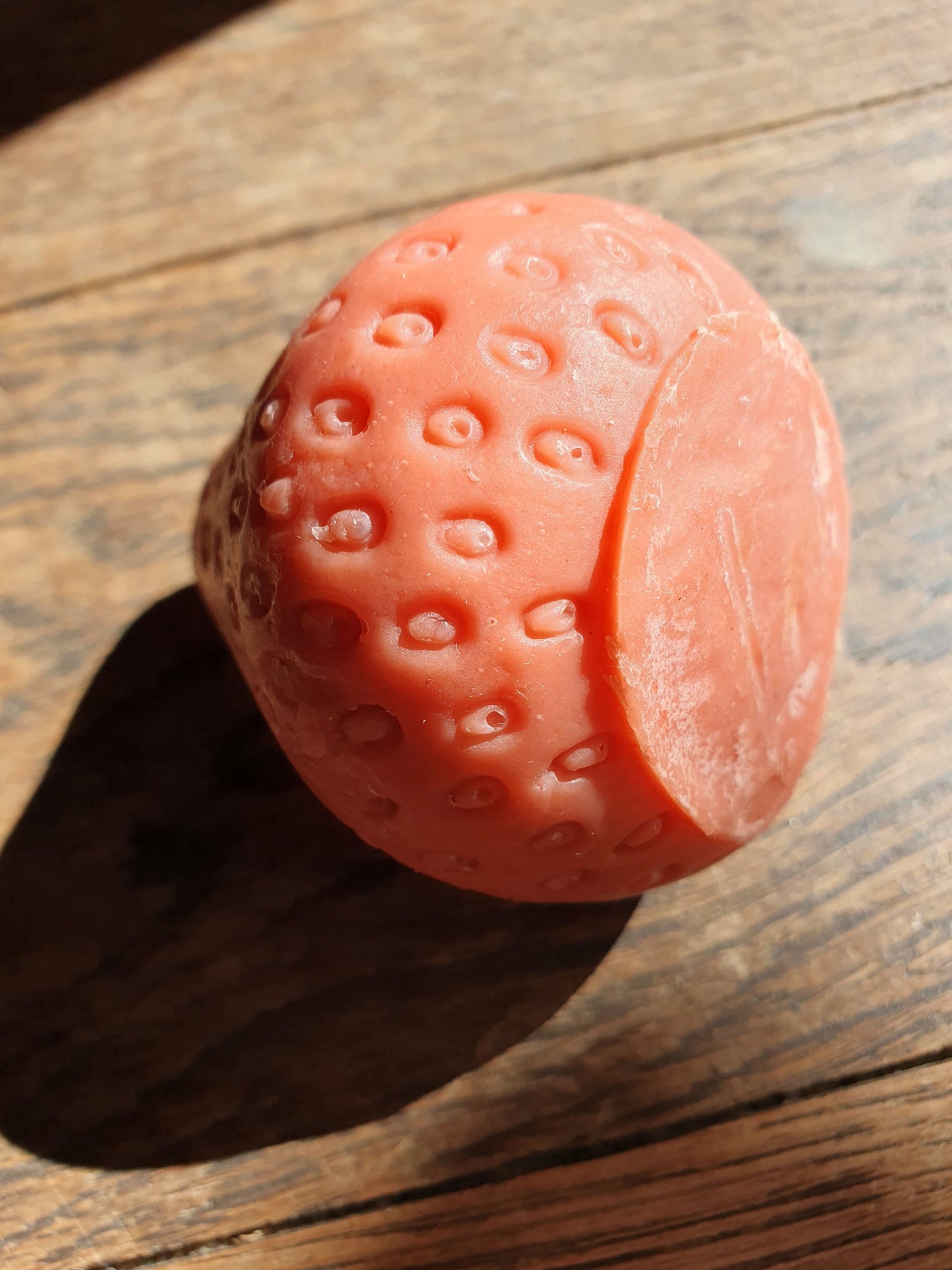 La "Tagada soin soin", savon artisanal surgras saponifié à froid au beurre de karité et à la fraise pour les grands et les petits