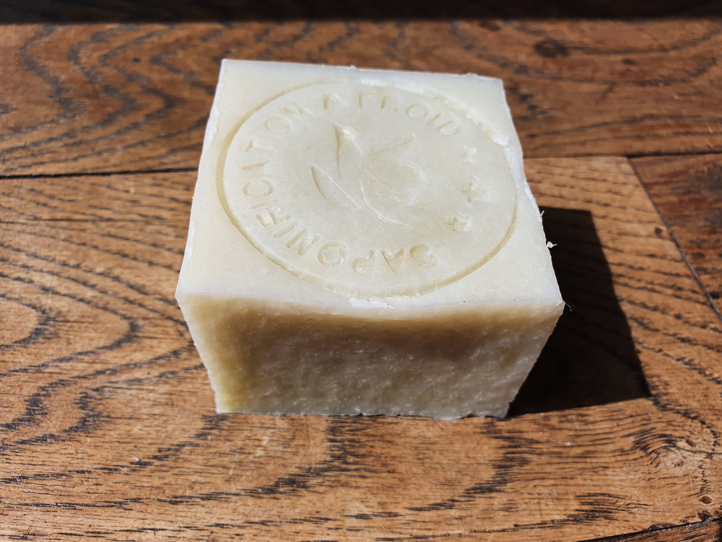 L'"Alep de Buzet", savon artisanal surgras saponifié à froid à l'huile de laurier et d'olive spécial peaux sensibles