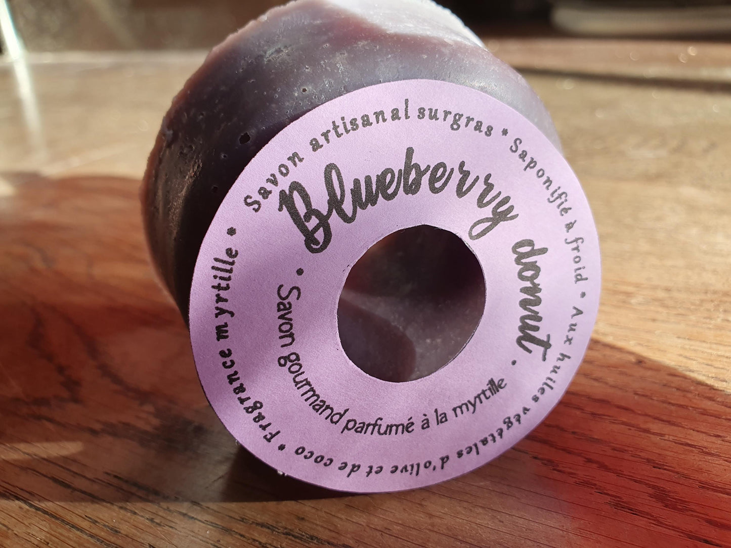Le "Blueberry donut", savon artisanal surgras saponifié à froid parfumé à la myrtille