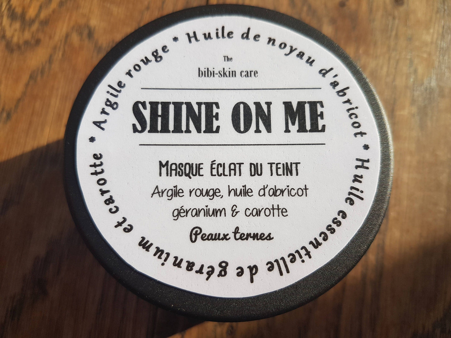 Le "Shine on me", masque pour une peau éclatante et lumineuse à l'argile rouge, à l'huile d'abricot, huile essentielle de géranium et de carotte