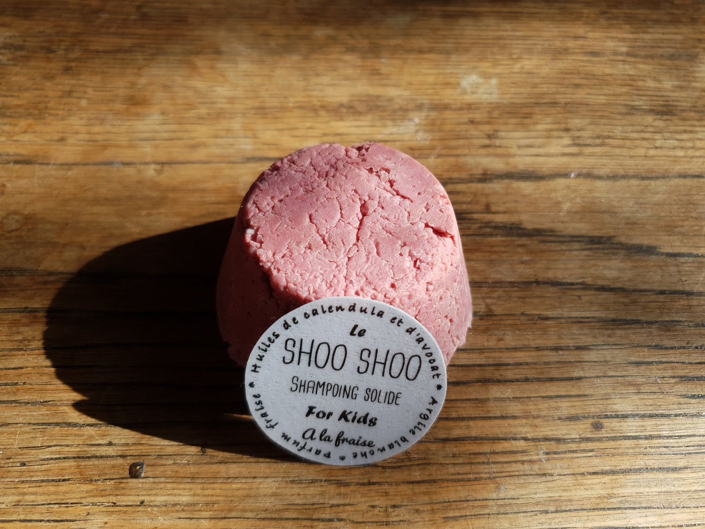 Le "Shoo Shoo for kids", shampoing solide artisanal ultra doux pour les enfants à l'huile d'avocat et de calendula sans huile essentielle, parfumé à la "fraise"