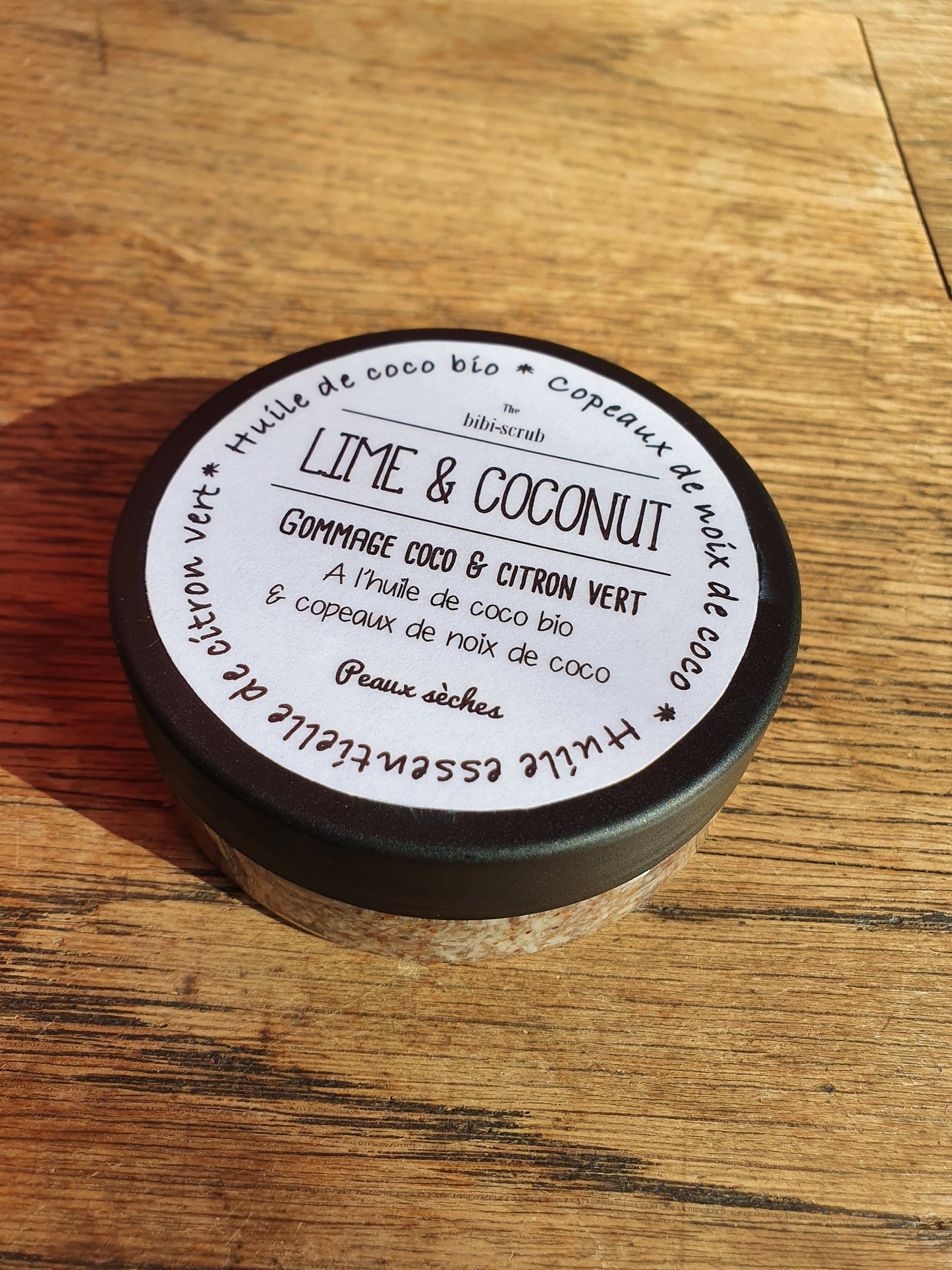 Le "Lime and Coconut", gommage exfolient scrub doux pour le visage à la noix de coco et à l'huile essentielle de citron vert pour les peaux en manque d'hydratation