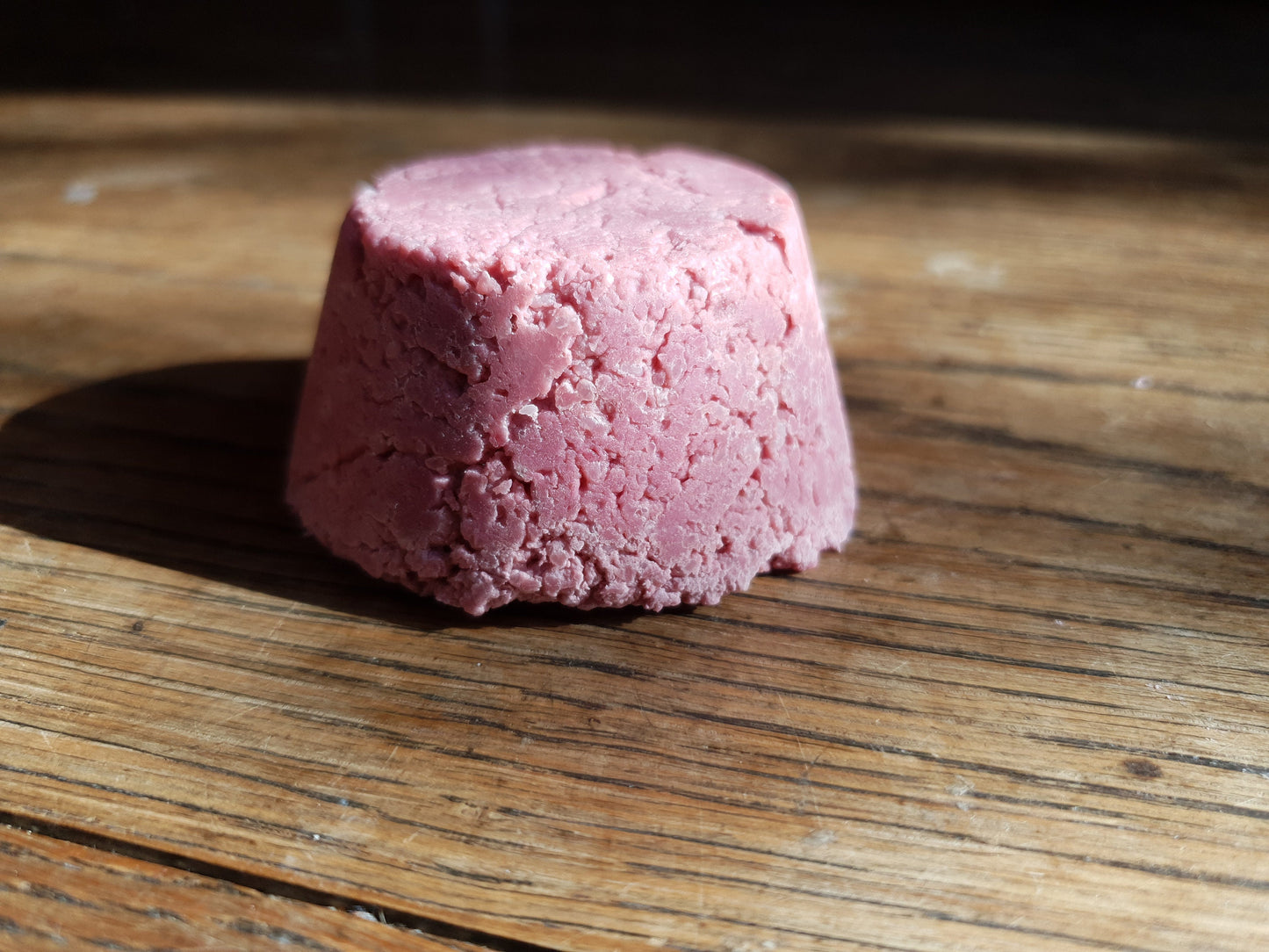 Le "Shoo Shoo for kids", shampoing solide artisanal ultra doux pour les enfants à l'huile d'avocat et de calendula sans huile essentielle, parfumé à la "fraise"