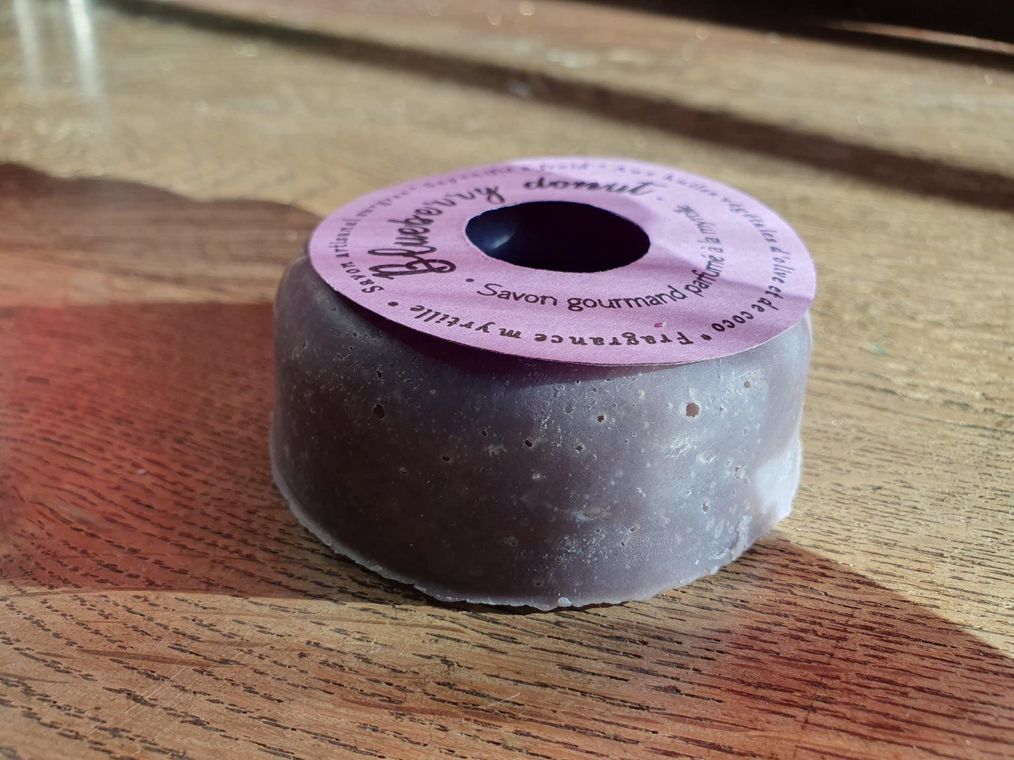 Le "Blueberry donut", savon artisanal surgras saponifié à froid parfumé à la myrtille