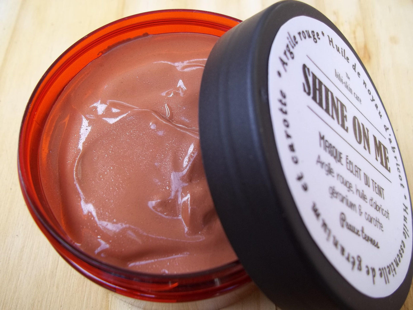 Le "Shine on me", masque pour une peau éclatante et lumineuse à l'argile rouge, à l'huile d'abricot, huile essentielle de géranium et de carotte