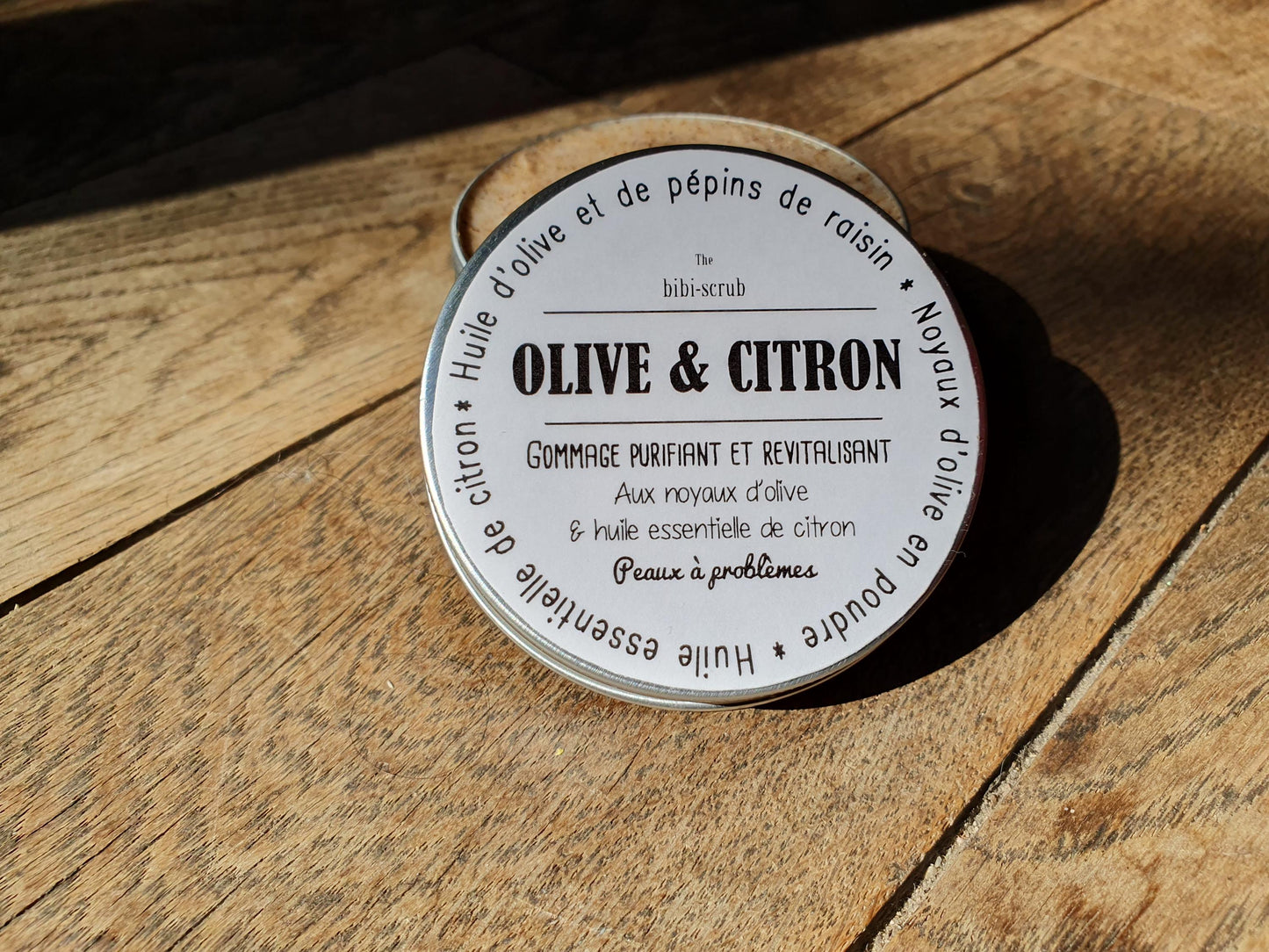 Le "Olive et citron", gommage scrub exfolient doux pour le visage à l'huile d'olive et à l'huile essentielle de citron pour les peaux acnéiques