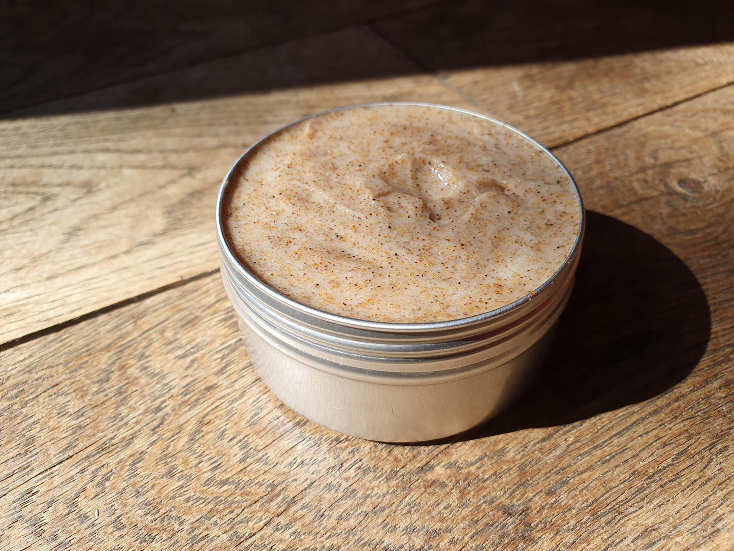 Le "Olive et citron", gommage scrub exfolient doux pour le visage à l'huile d'olive et à l'huile essentielle de citron pour les peaux acnéiques