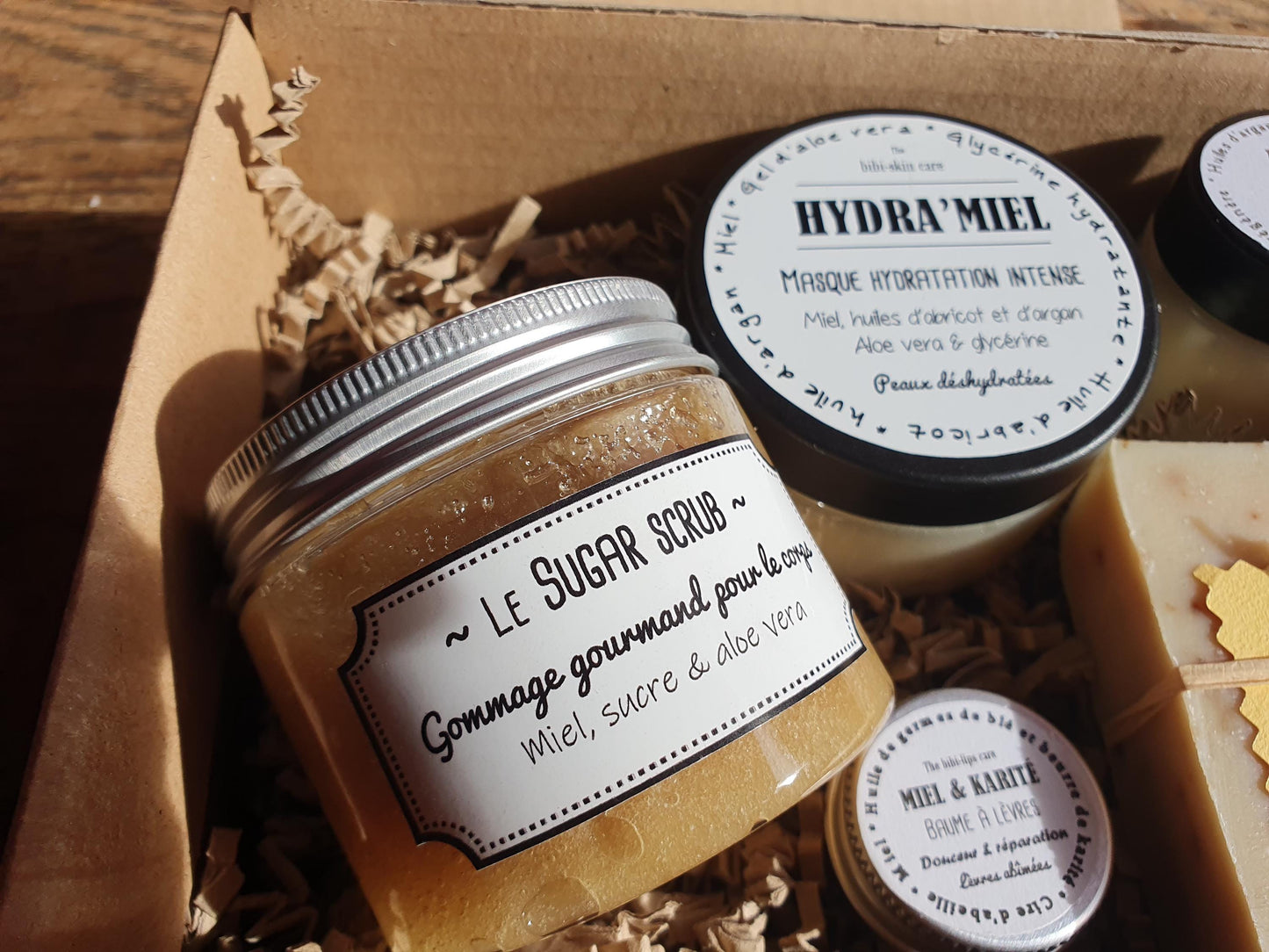 La "Bee-box", coffret ou boîte cadeau de soins complets au miel pour une peau délicieusement nourrie et hydratée