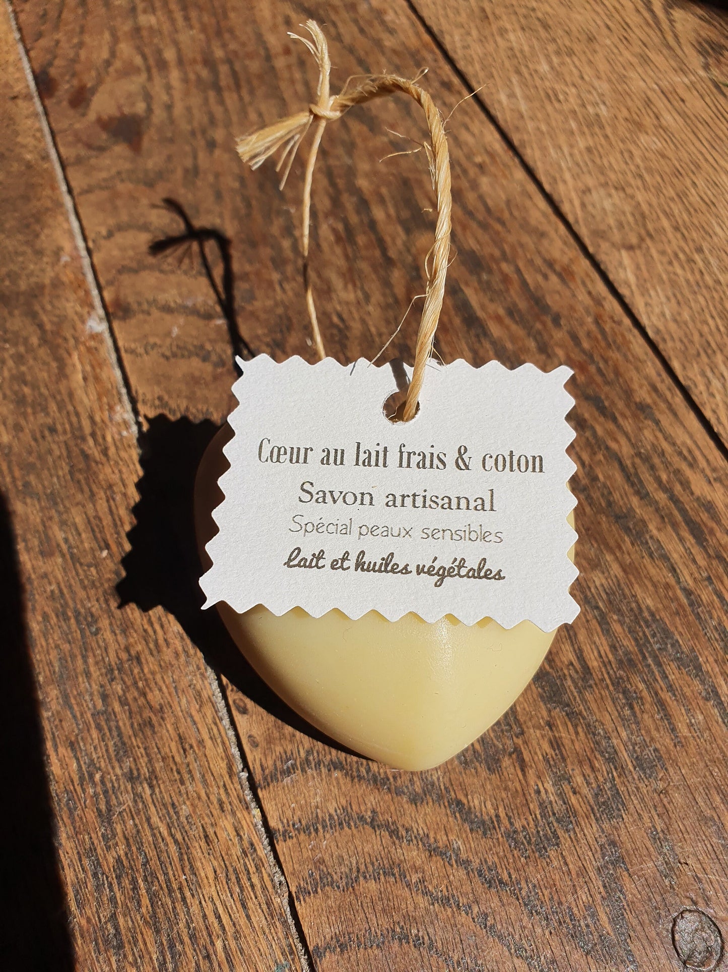 Le "Cœur au lait frais et coton", savon artisanal surgras saponifié à froid tout doux au lait bio et parfumé au coton pour les peaux fragiles et sensibles