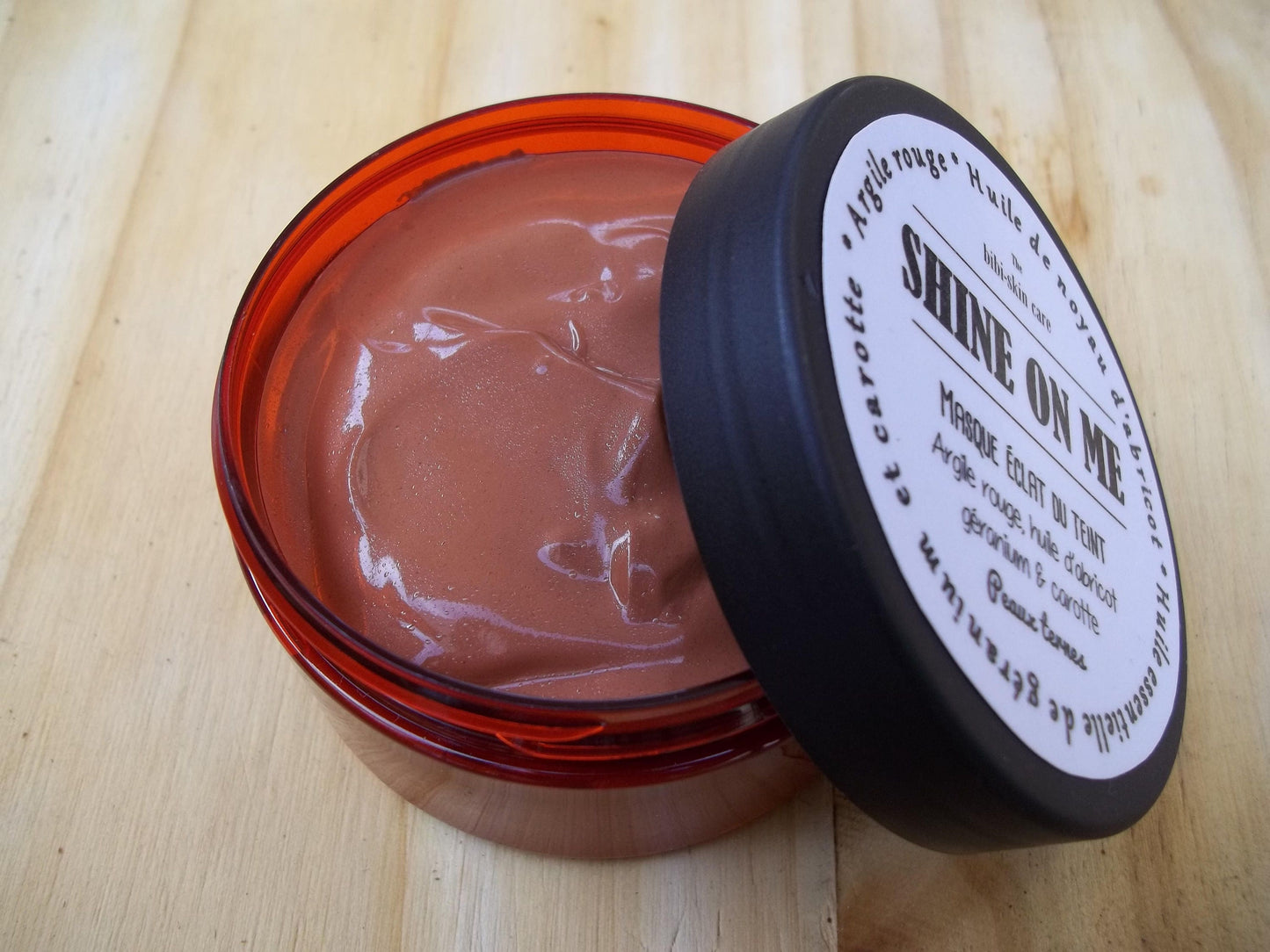 Le "Shine on me", masque pour une peau éclatante et lumineuse à l'argile rouge, à l'huile d'abricot, huile essentielle de géranium et de carotte