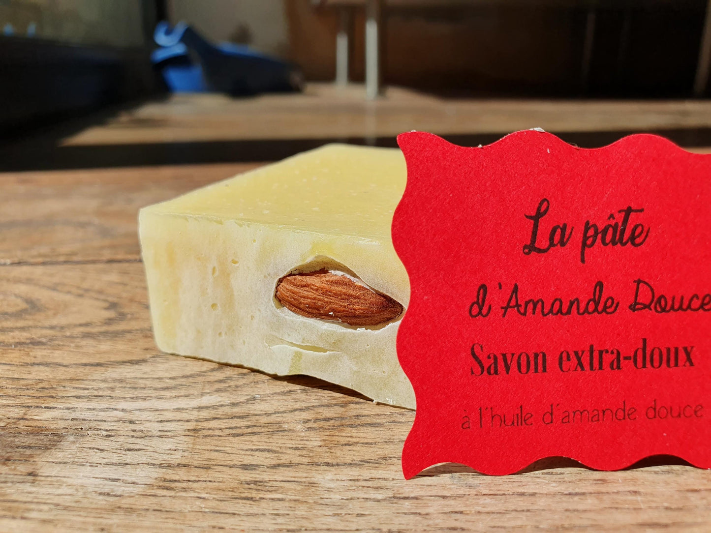 La "Pâte d'amande douce", savon artisanal surgras saponifié à froid tout doux à l'huile d'amande douce, olive, coco et fragrance amande divine
