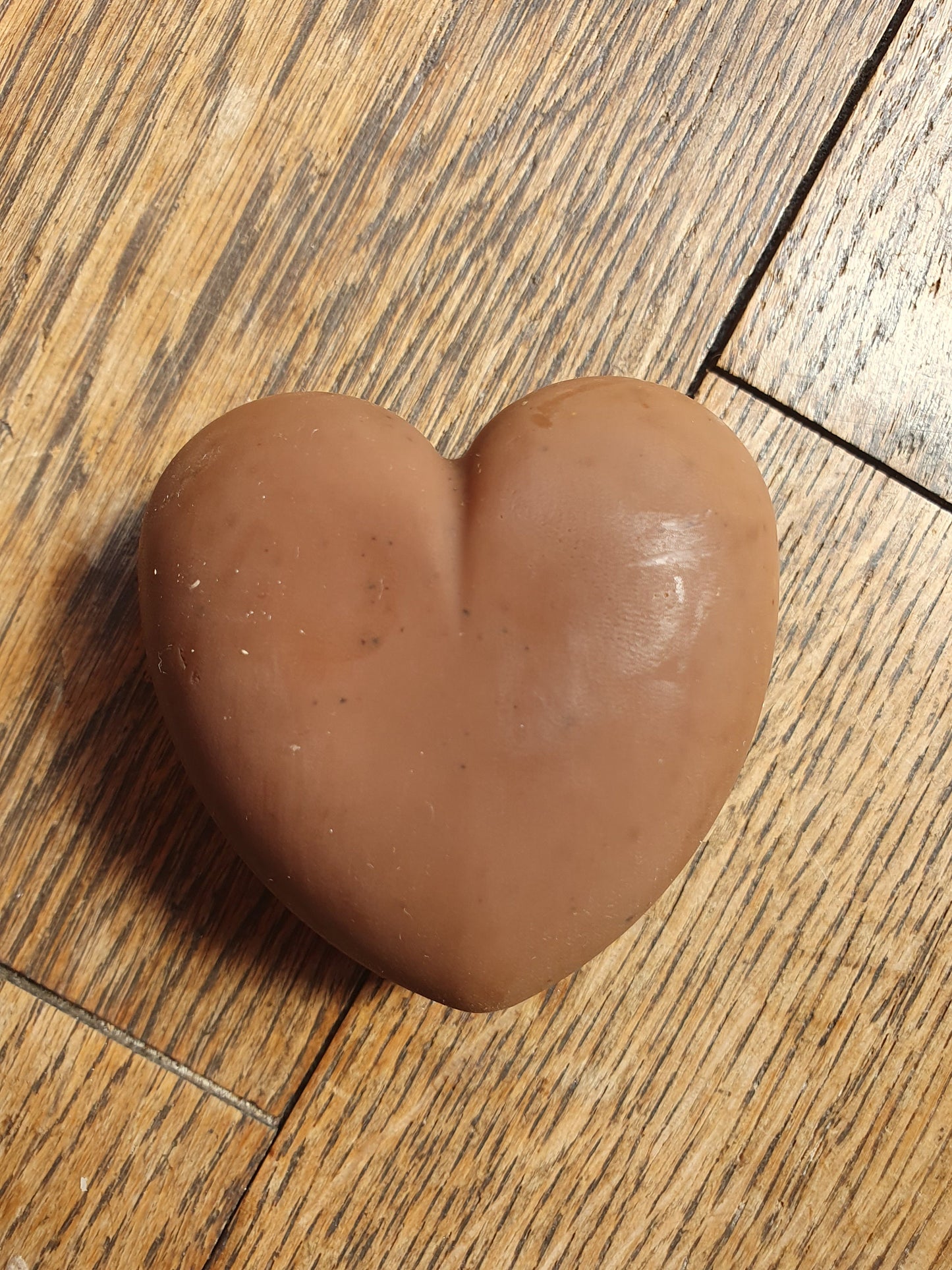 Le "Cœur café-vanille", savon artisanal surgras saponifié à froid au café et parfumé à la vanille légèrement exfolient