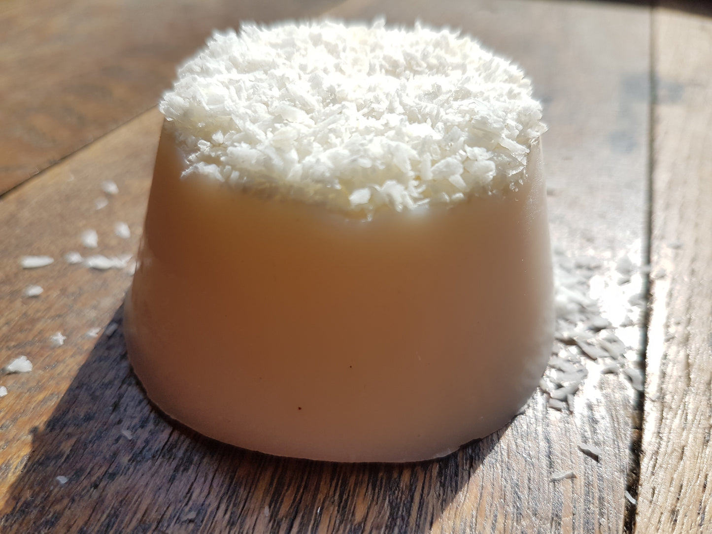 Le "Coco Chéri Doudouche", savon artisanal saponifié à froid très surgras 100% huile de coco et fragrance coco